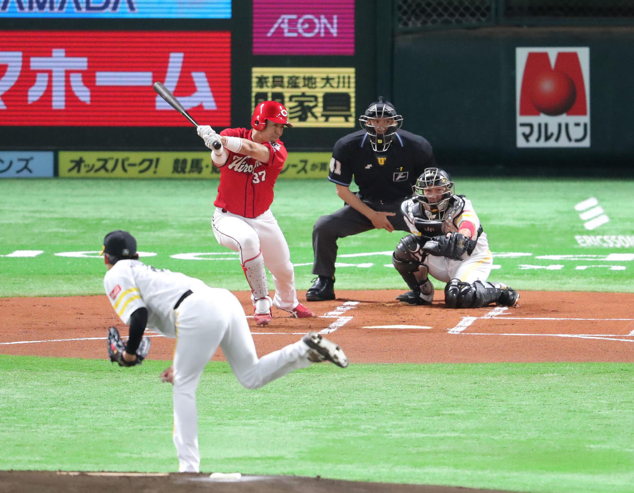 ソフトバンク対広島　1回表広島無死、野間は左翼線二塁打を放つ（撮影・梅根麻紀）