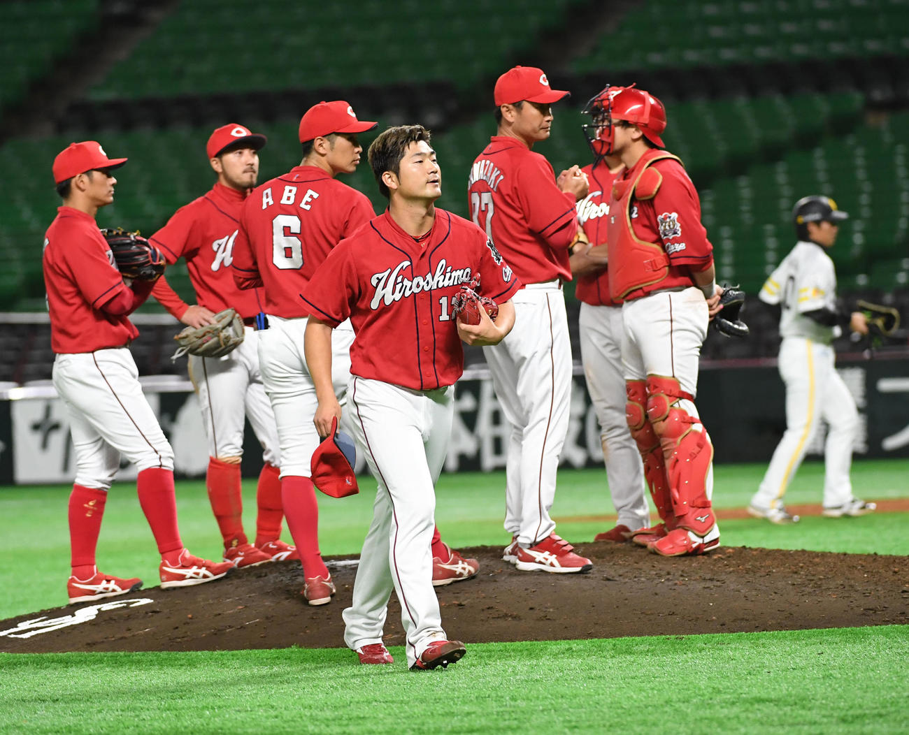 2番手の岡田明丈は2失点で降板（する撮影・今浪浩三）