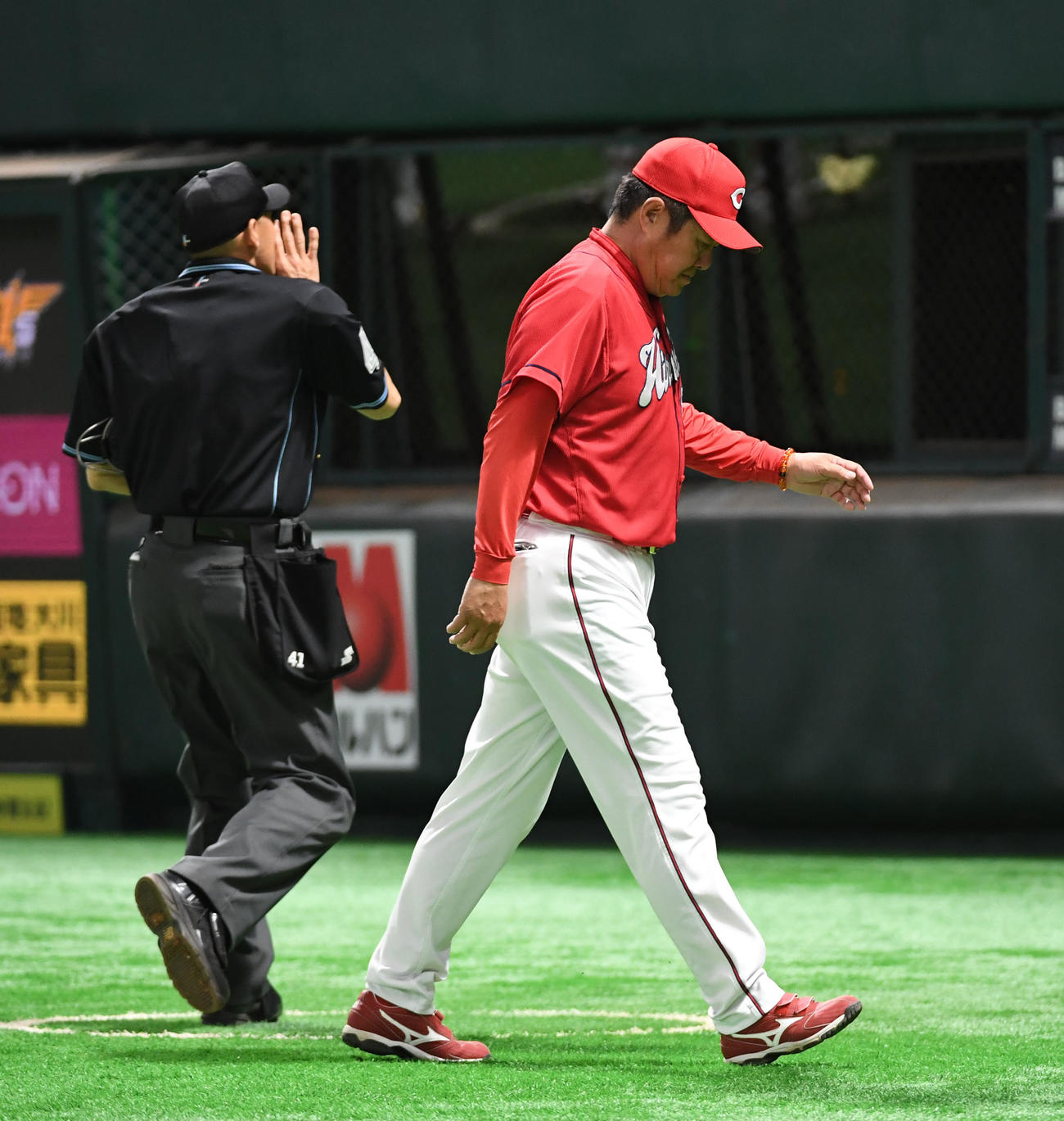 岡田の降板を告げる広島佐々岡真司監督（撮影・今浪浩三）