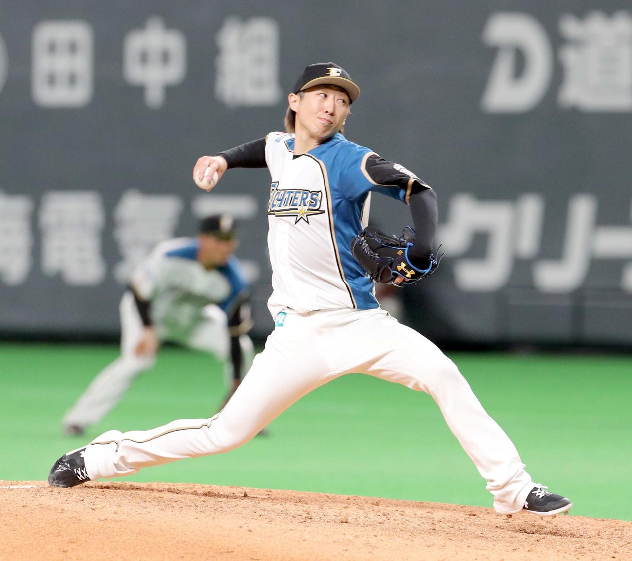 日本ハム対DeNA　8回から登板する日本ハム金子（撮影・佐藤翔太）