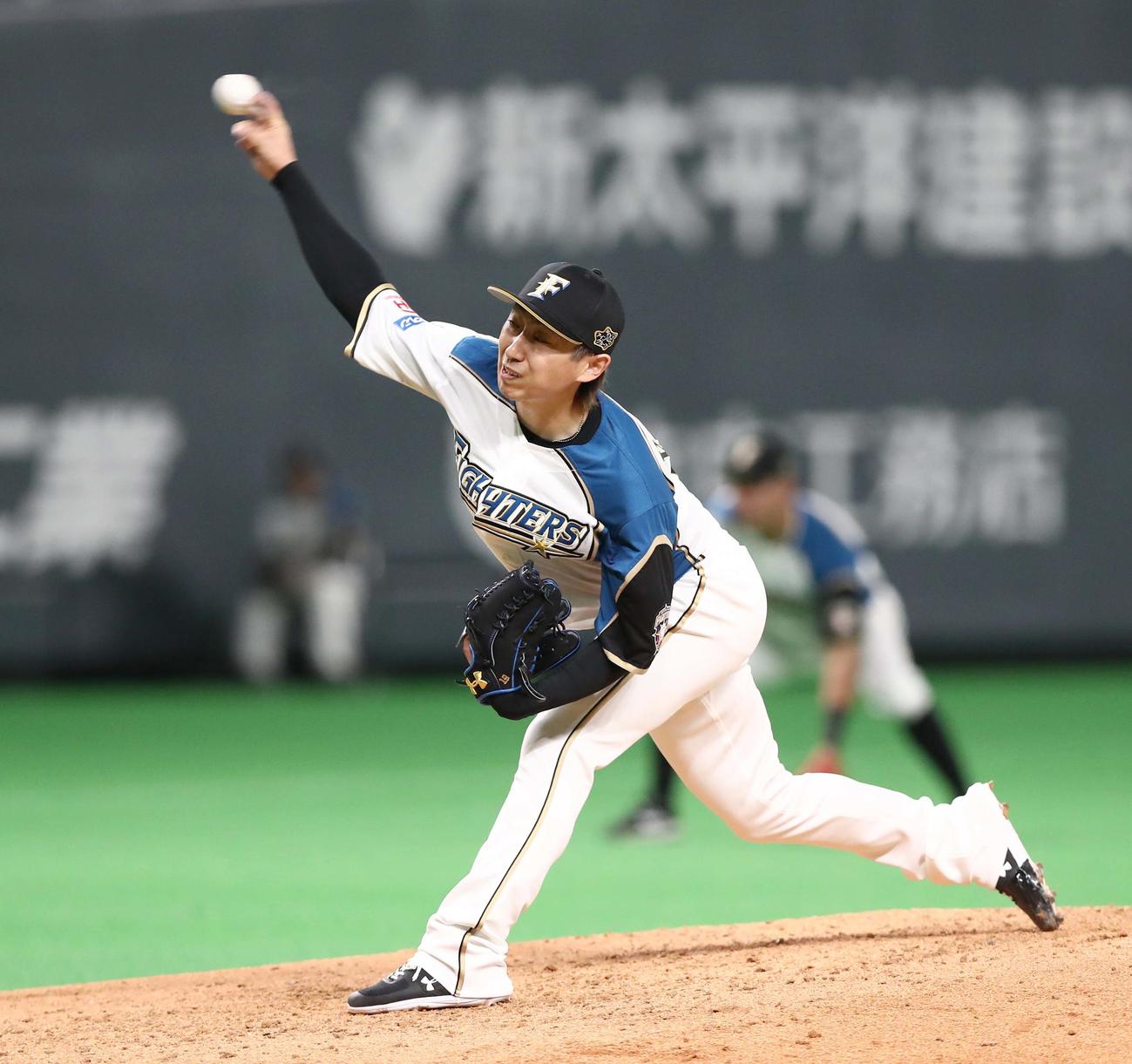 日本ハム対DeNA　8回に登板の金子（撮影・黒川智章）