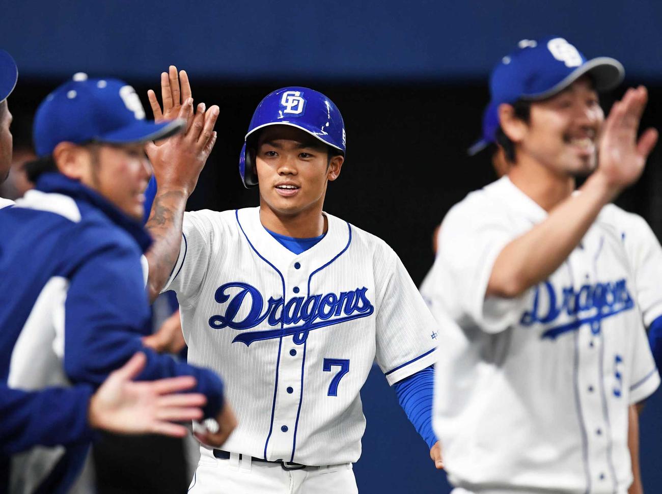 根尾はサヨナラ勝利に笑顔でハイタッチ（撮影・森本幸一）