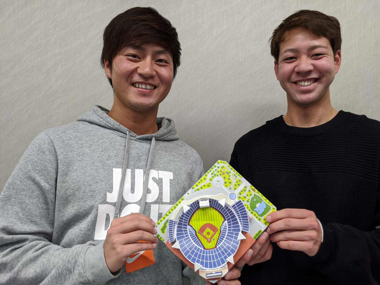 横浜スタジアムペーパークラフトを手にするDeNA砂田（左）と平良