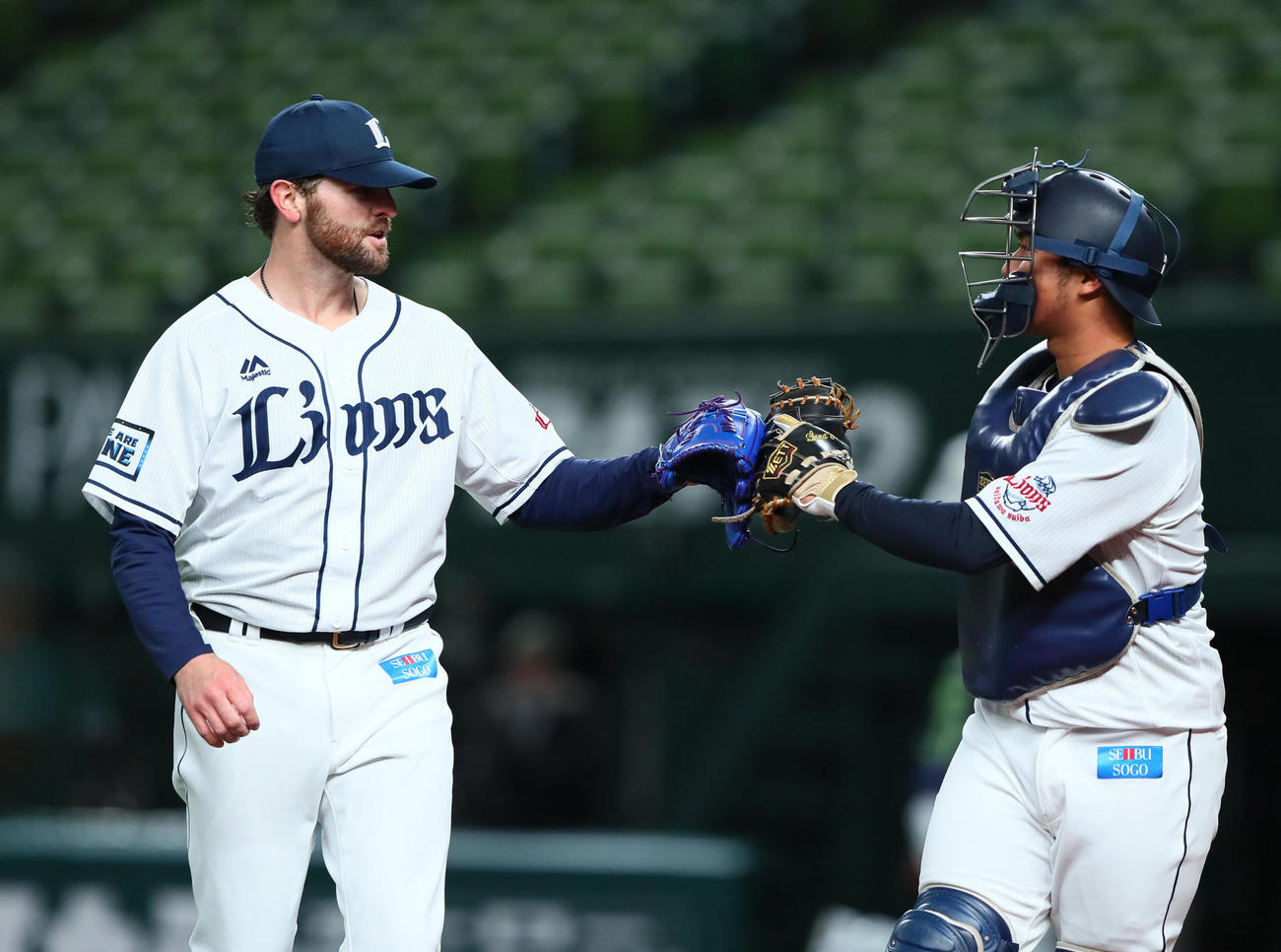 西武対ヤクルト　初回を無失点に抑えた西武ニール（左）は柘植とタッチを交わしベンチに戻る（撮影・足立雅史）