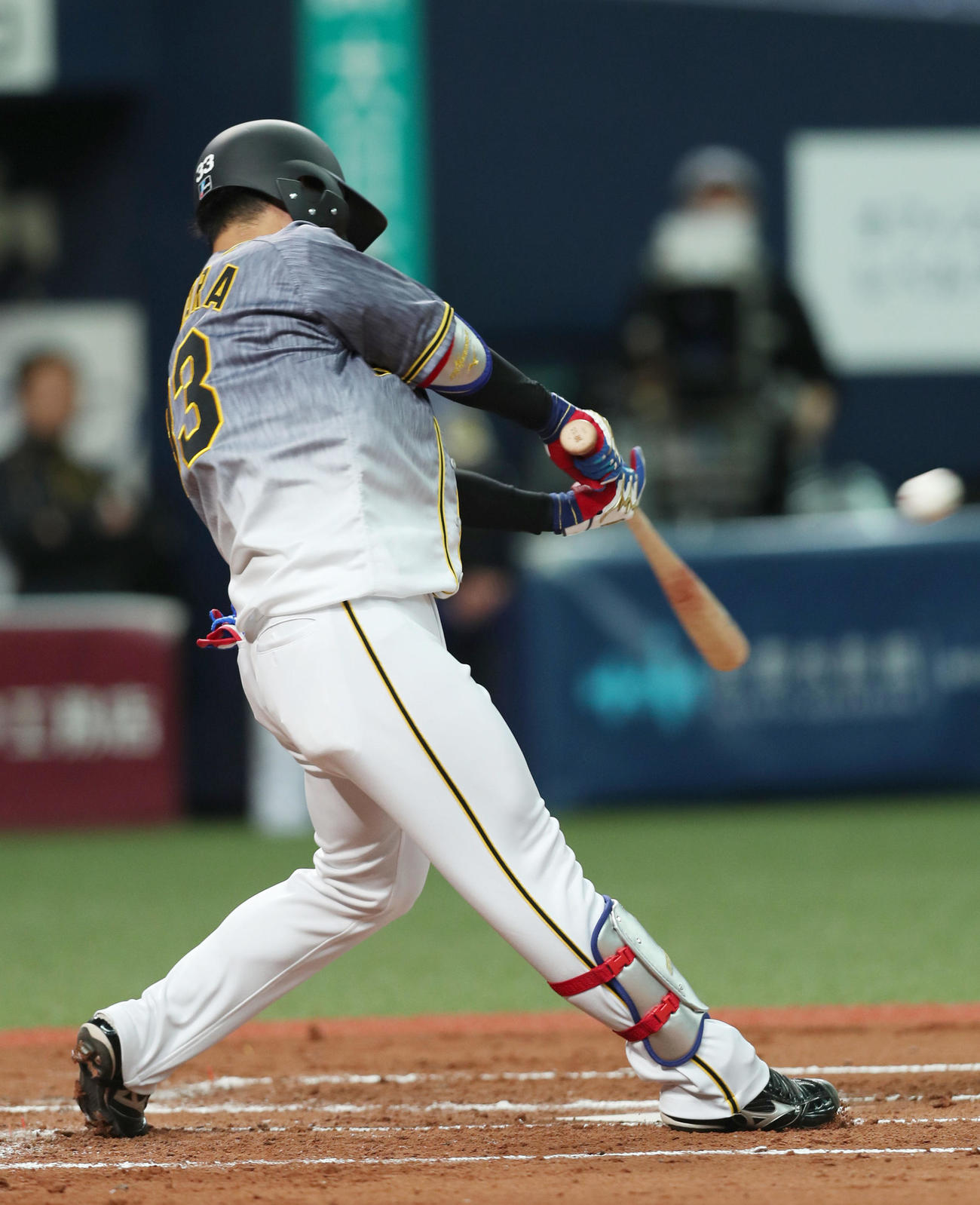 2回表阪神無死一、二塁、左中間へ先制適時二塁打を放つ糸原（撮影・前田充）