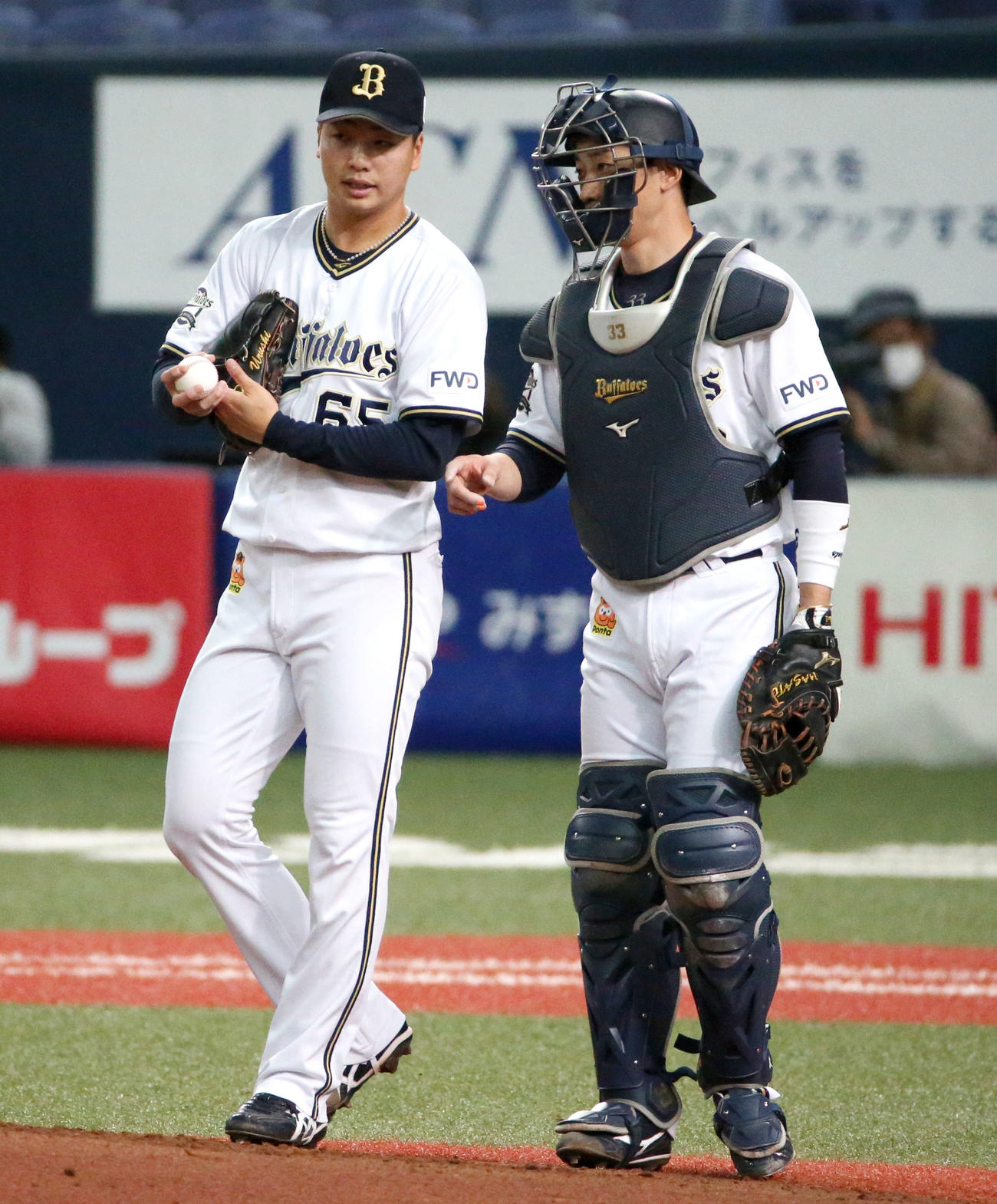 阪神対オリックス　捕手松井雅（右）と話すオリックス先発漆原（撮影・上山淳一）