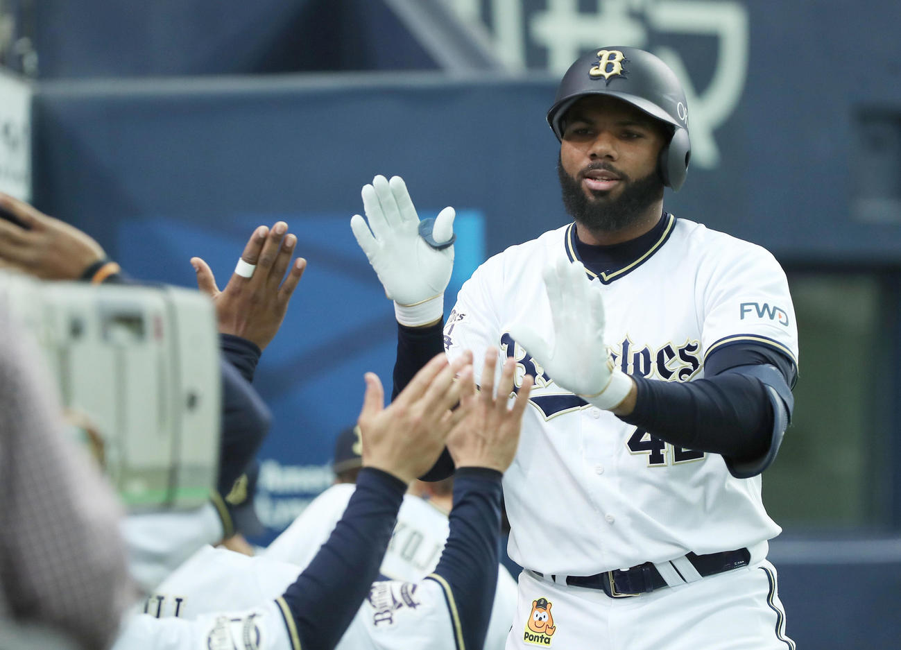 4回裏オリックス無死、中越え本塁打を放ち、ナインに迎えられるロドリゲス（撮影・前田充）