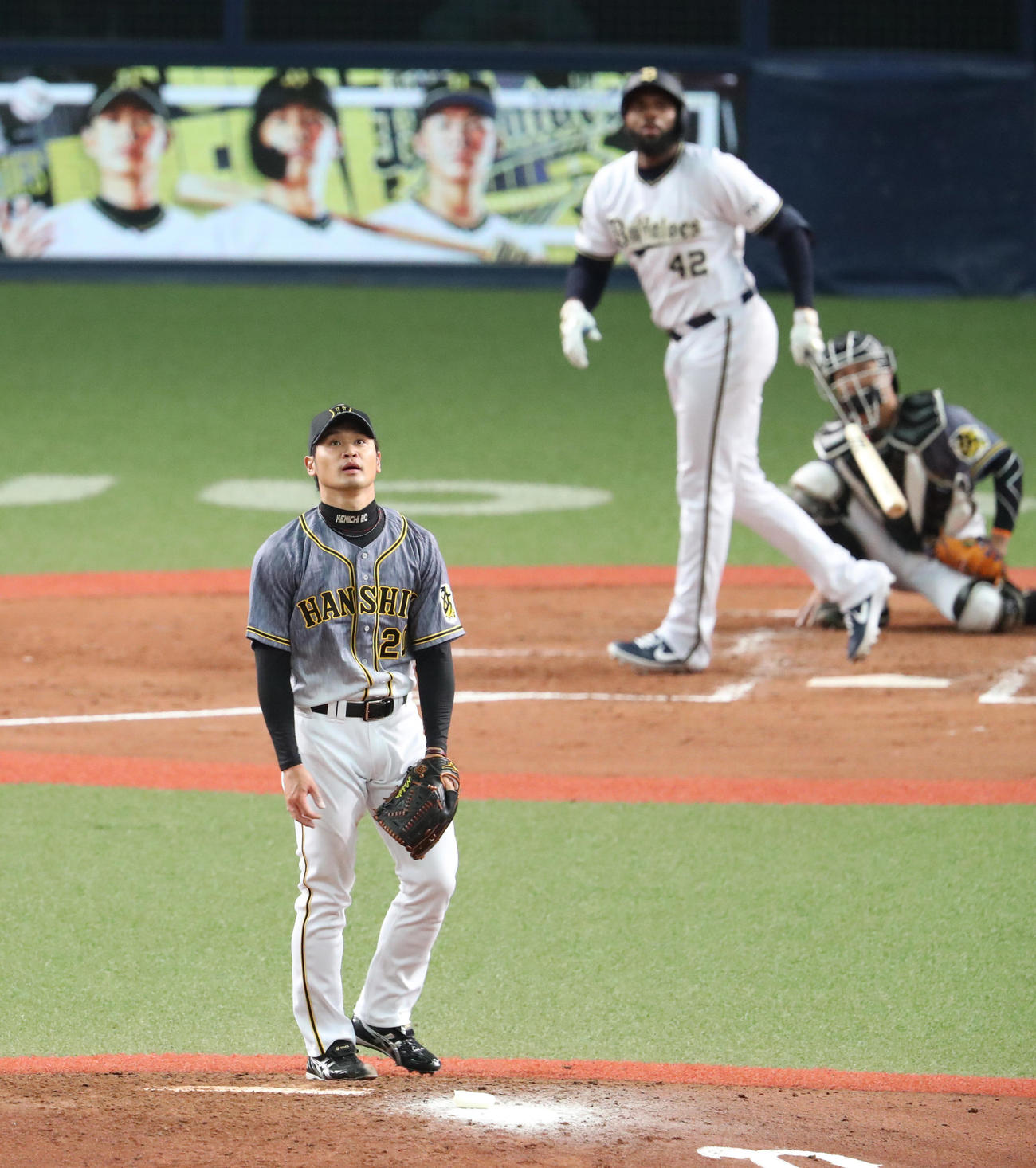 ロドリゲスに左越え本塁打を浴びる阪神中田賢一（撮影・清水貴仁）