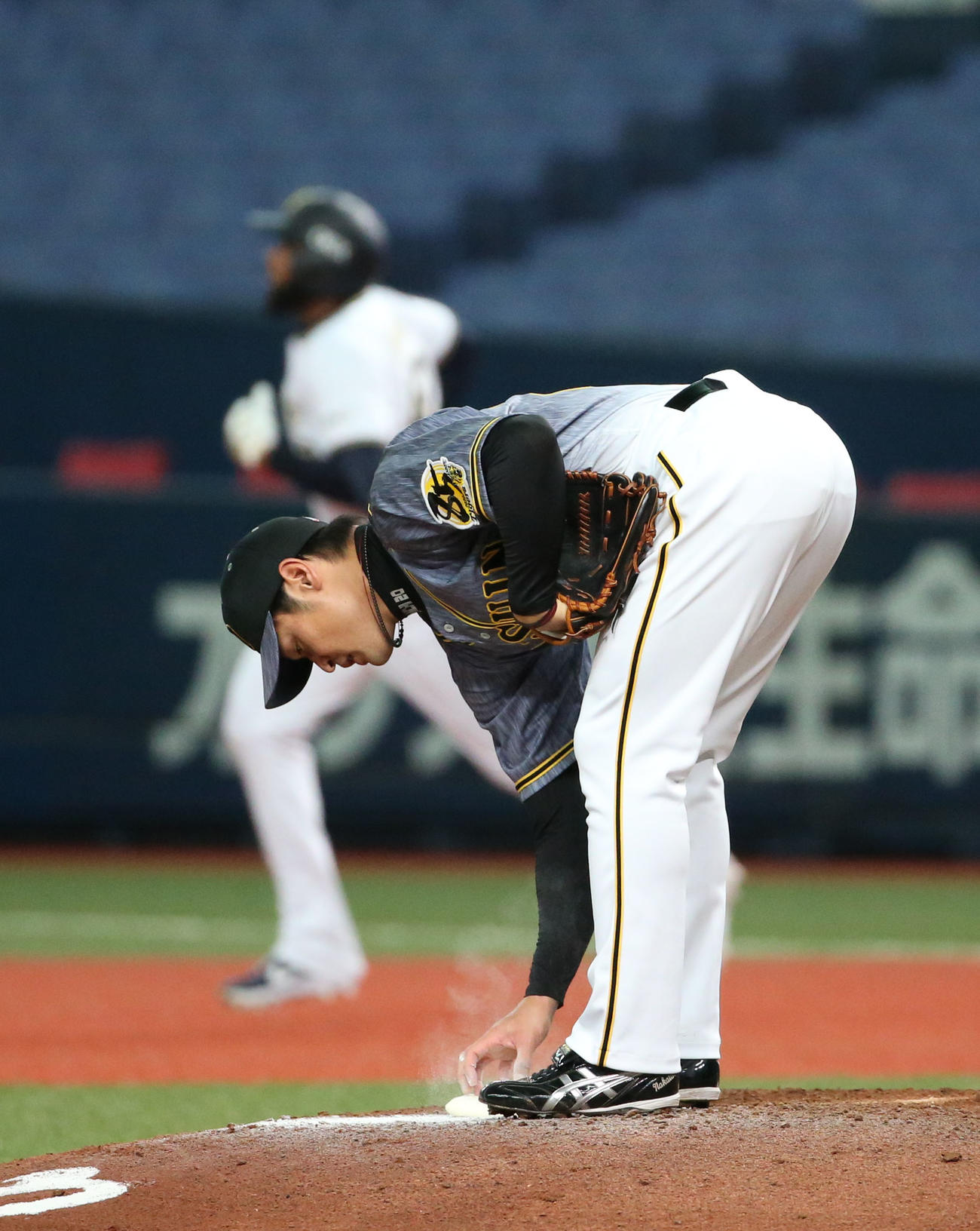 中田（手前）はロドリゲスに本塁打を浴びる