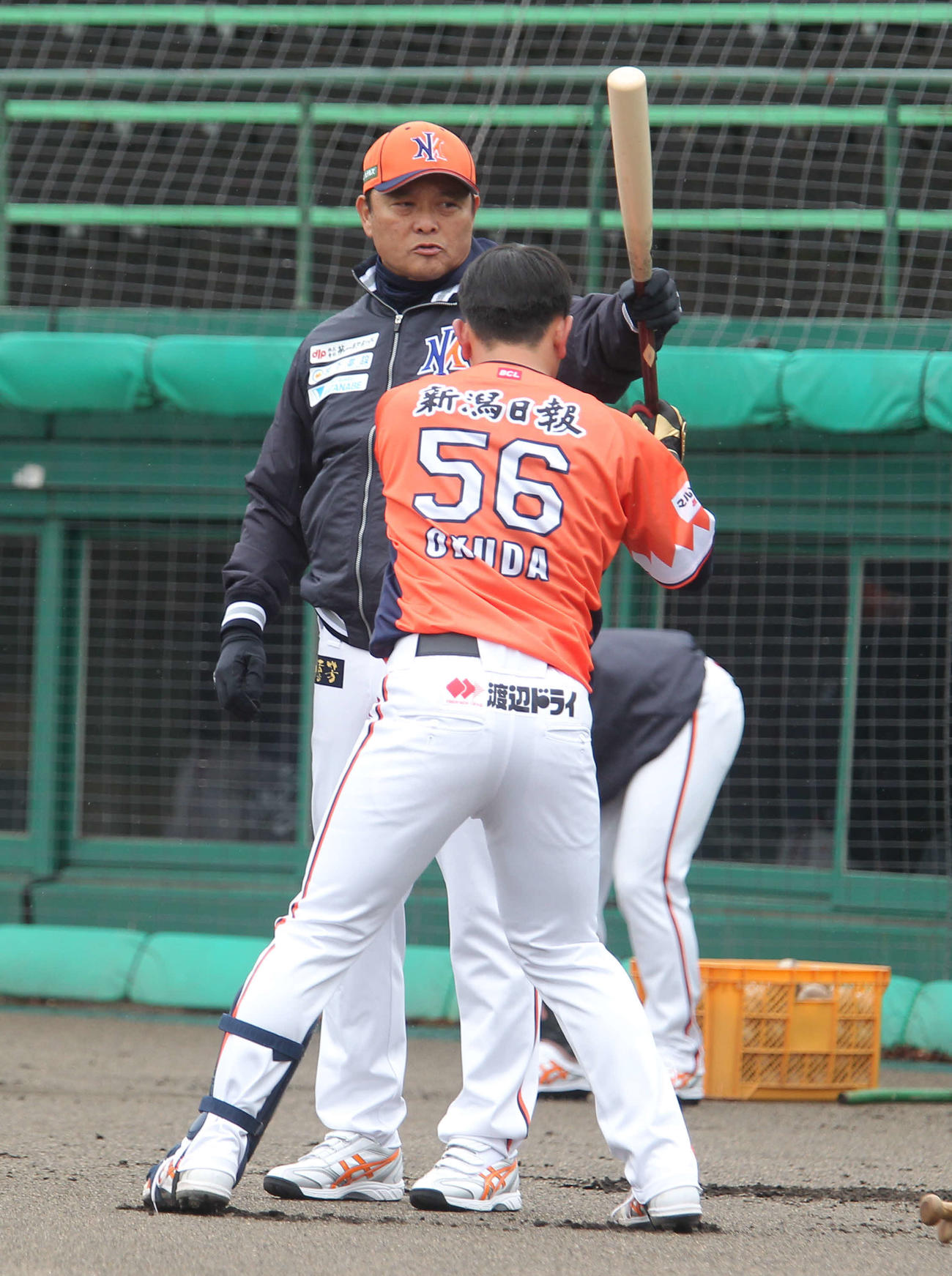 新人・奥田捕手のスイングを修正する橋上総合コーチ