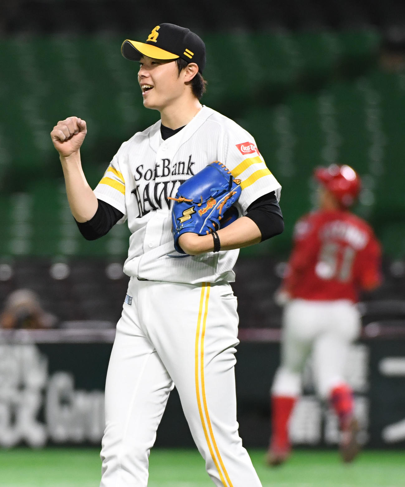 小園を三塁ゴロに仕留めガッツポーズをする先発の松本裕樹（撮影・今浪浩三）