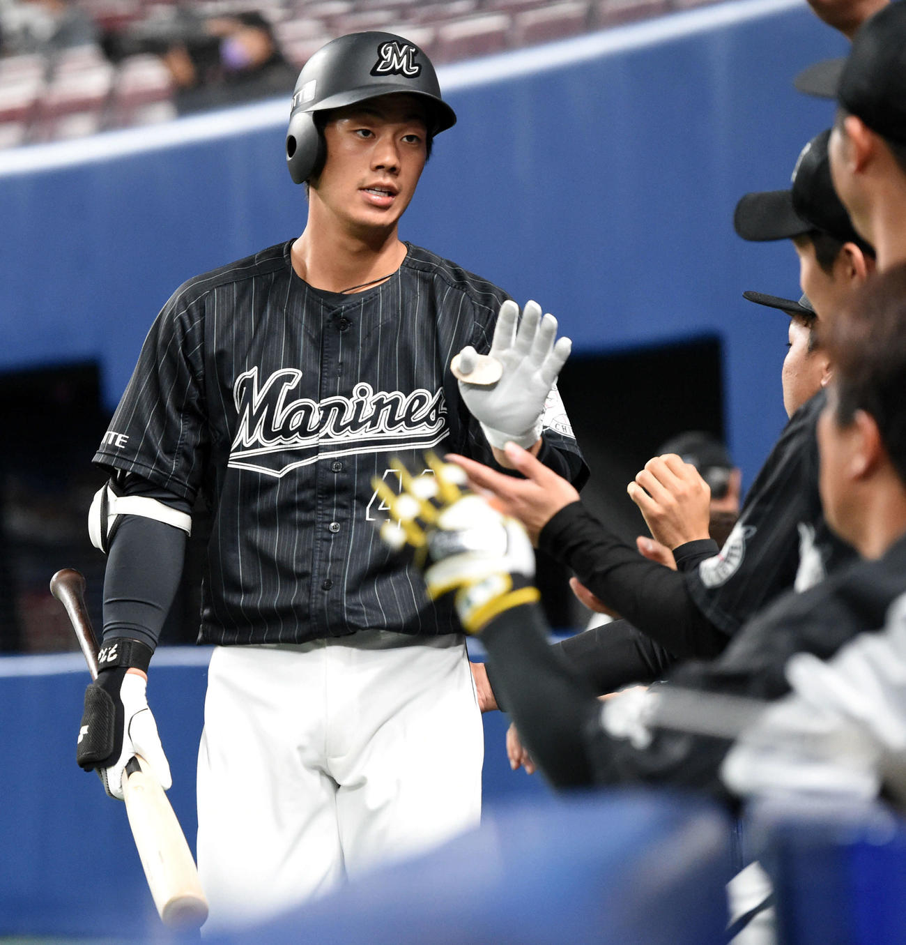 中日対ロッテ　1回表ロッテ無死、左越え先頭打者を放った福田光はナインとタッチ（撮影・前岡正明）