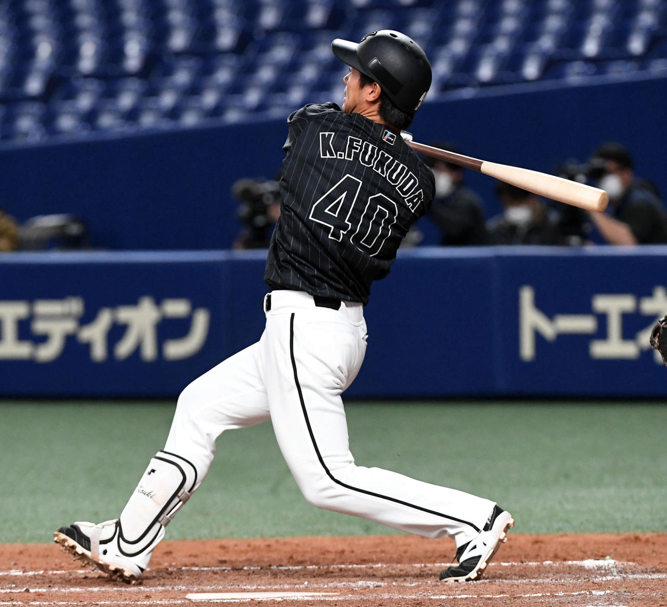中日対ロッテ　3回表ロッテ無死、右越えに2打席連続の本塁打を放つ福田光（撮影・前岡正明）