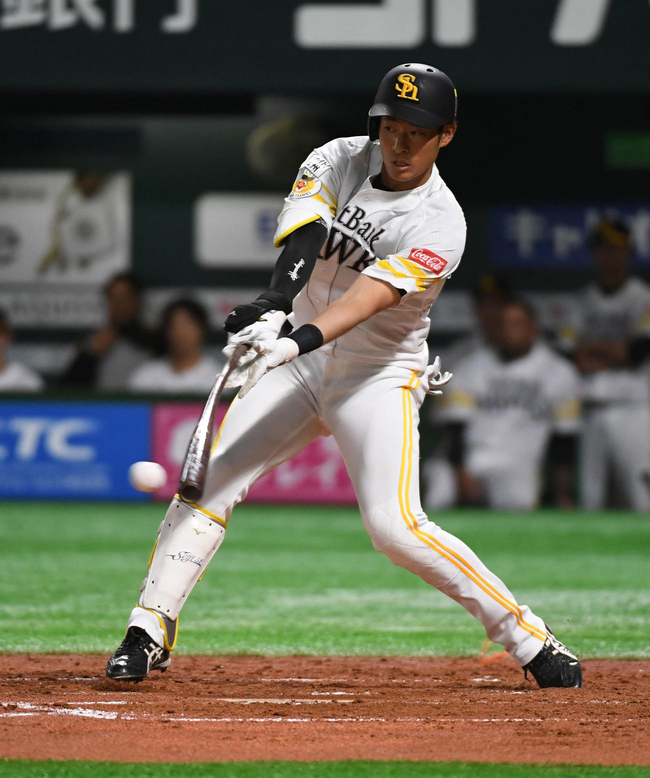 ソフトバンク上林は右前打を放つ（撮影・今浪浩三）