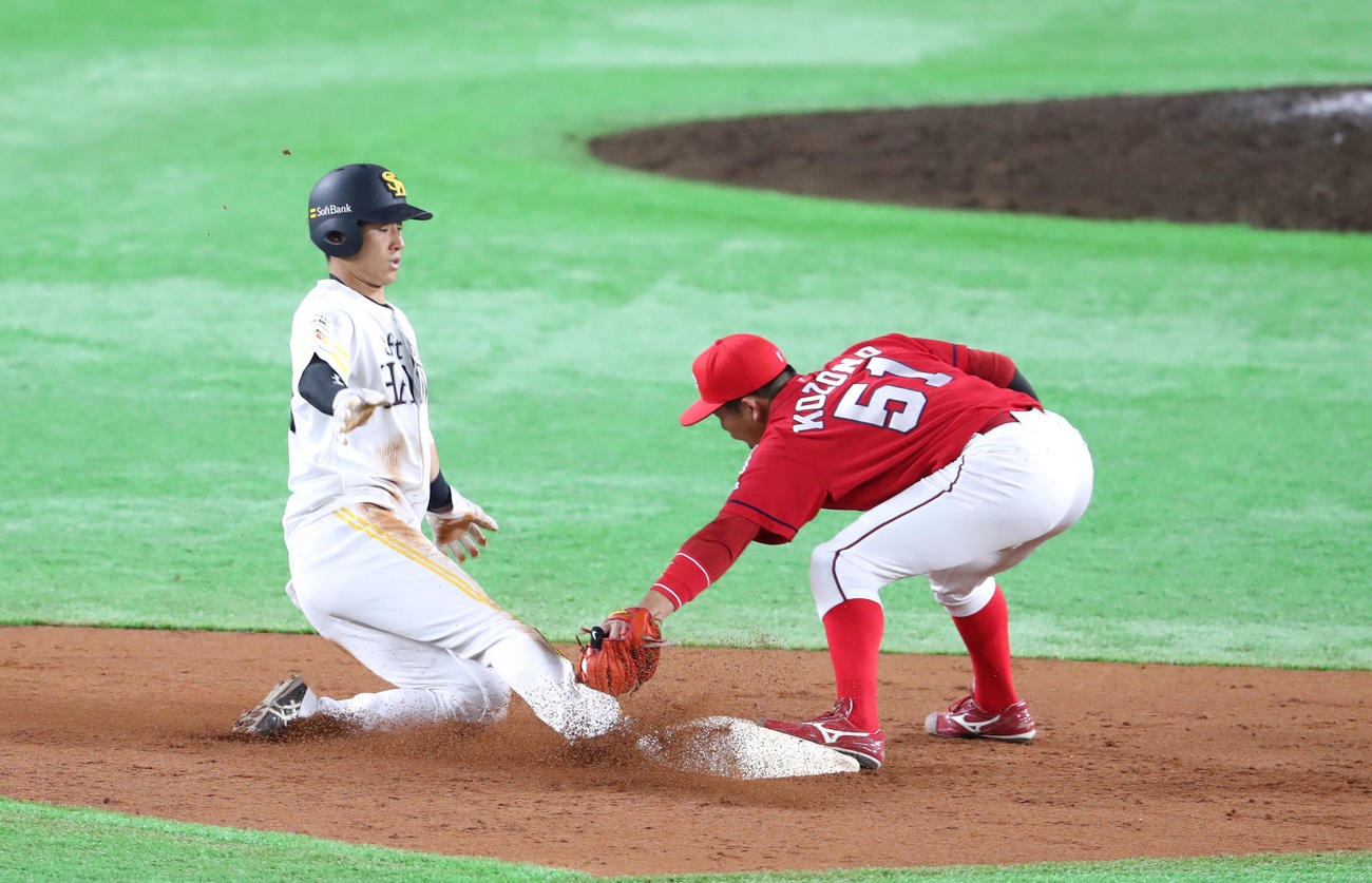 二盗に成功した上林（撮影・梅根麻紀）