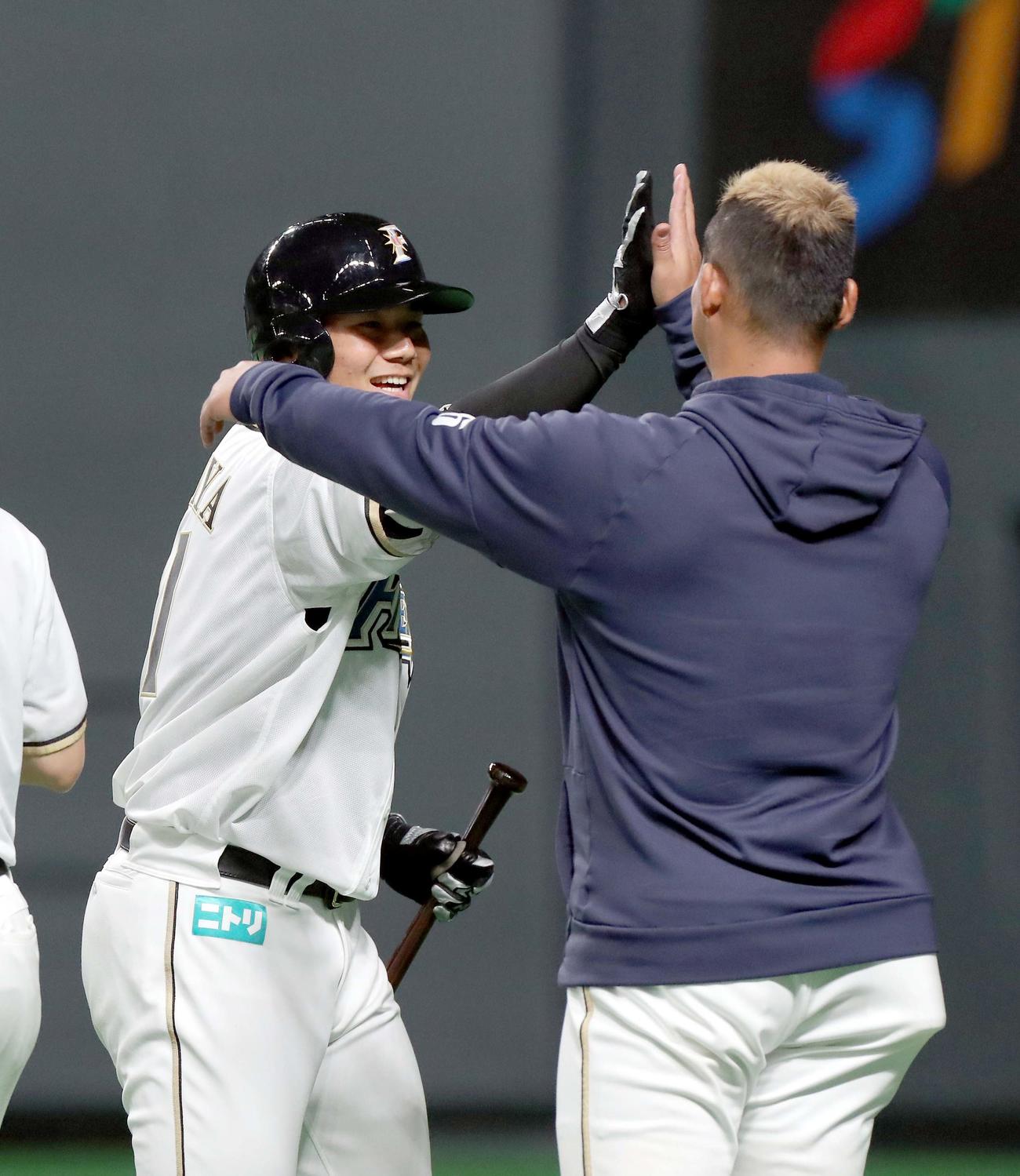 日本ハム対DeNA　9回裏日本ハム2死二、三塁、中前サヨナラ打を放ち笑顔でハイタッチをする清宮と中田（右手前）（撮影・佐藤翔太）