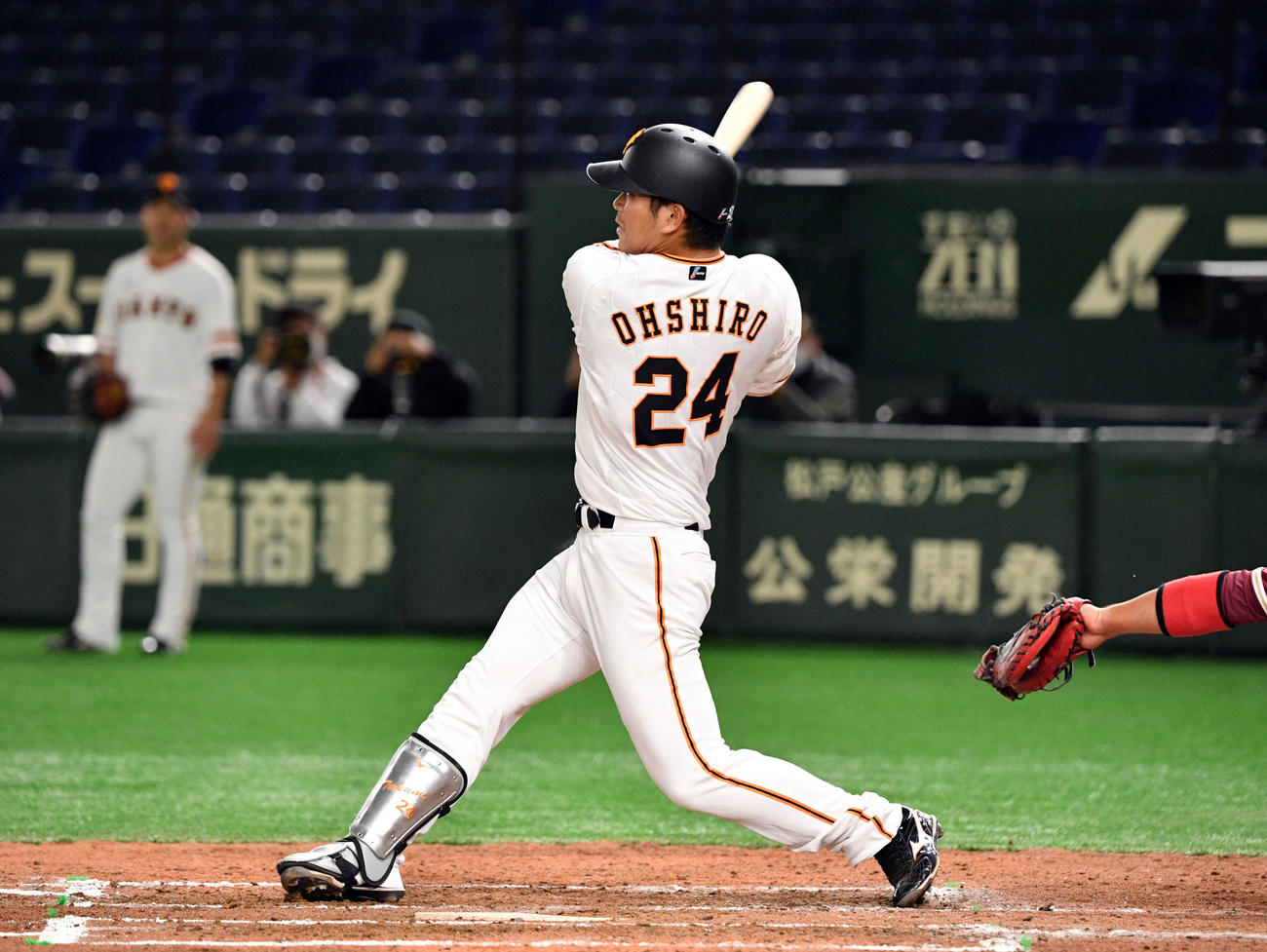 巨人対楽天　4回裏巨人2死一塁、大城は右越え2点本塁打を放つ（撮影・滝沢徹郎）