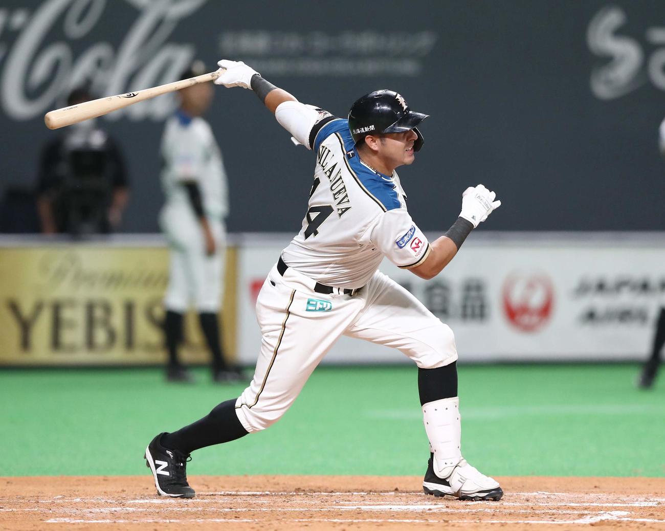 3回裏に走者一掃の二塁打を放つ日本ハムビヤヌエバ（撮影・黒川智章）