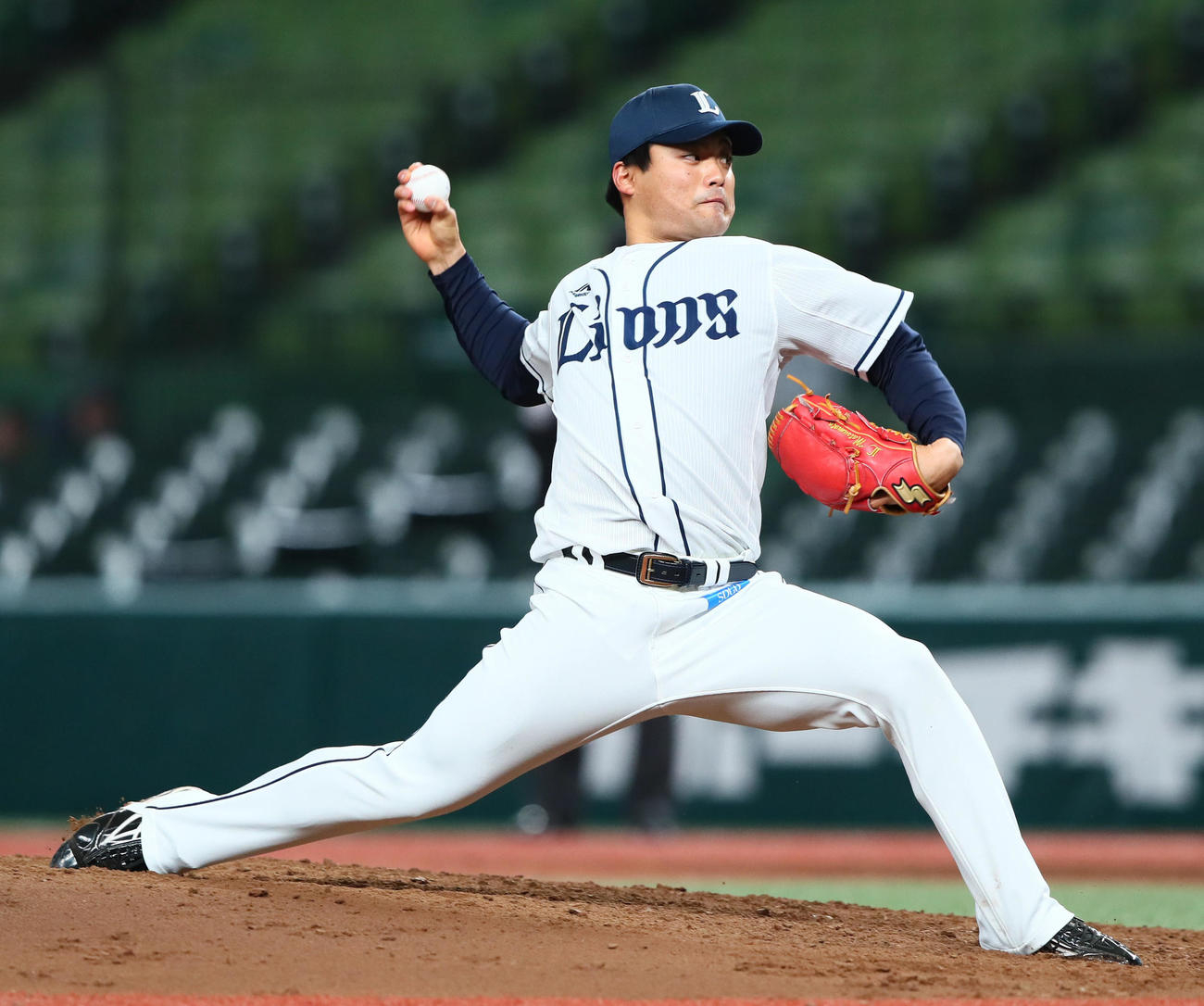 西武対ヤクルト　西武3番手の松本（撮影・足立雅史）