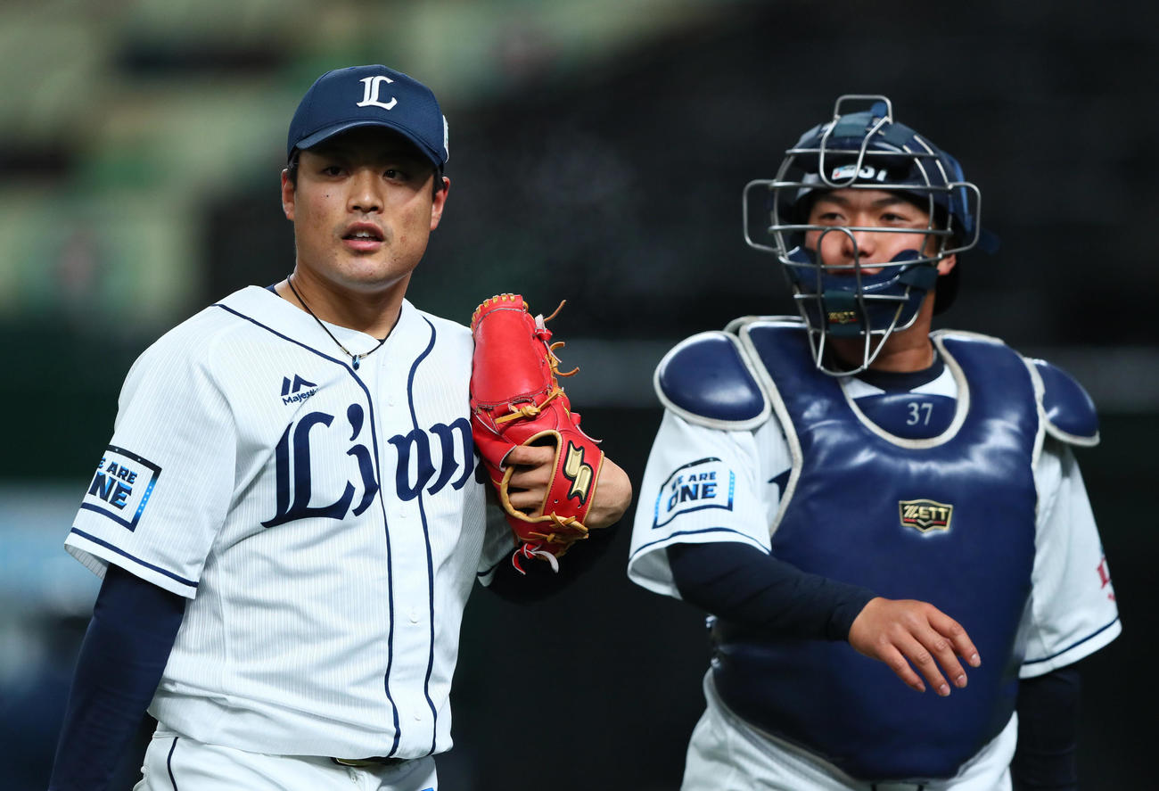西武対ヤクルト　西武3番手の松本（左）は3イニングを無失点に抑える。右は捕手柘植（撮影・足立雅史）