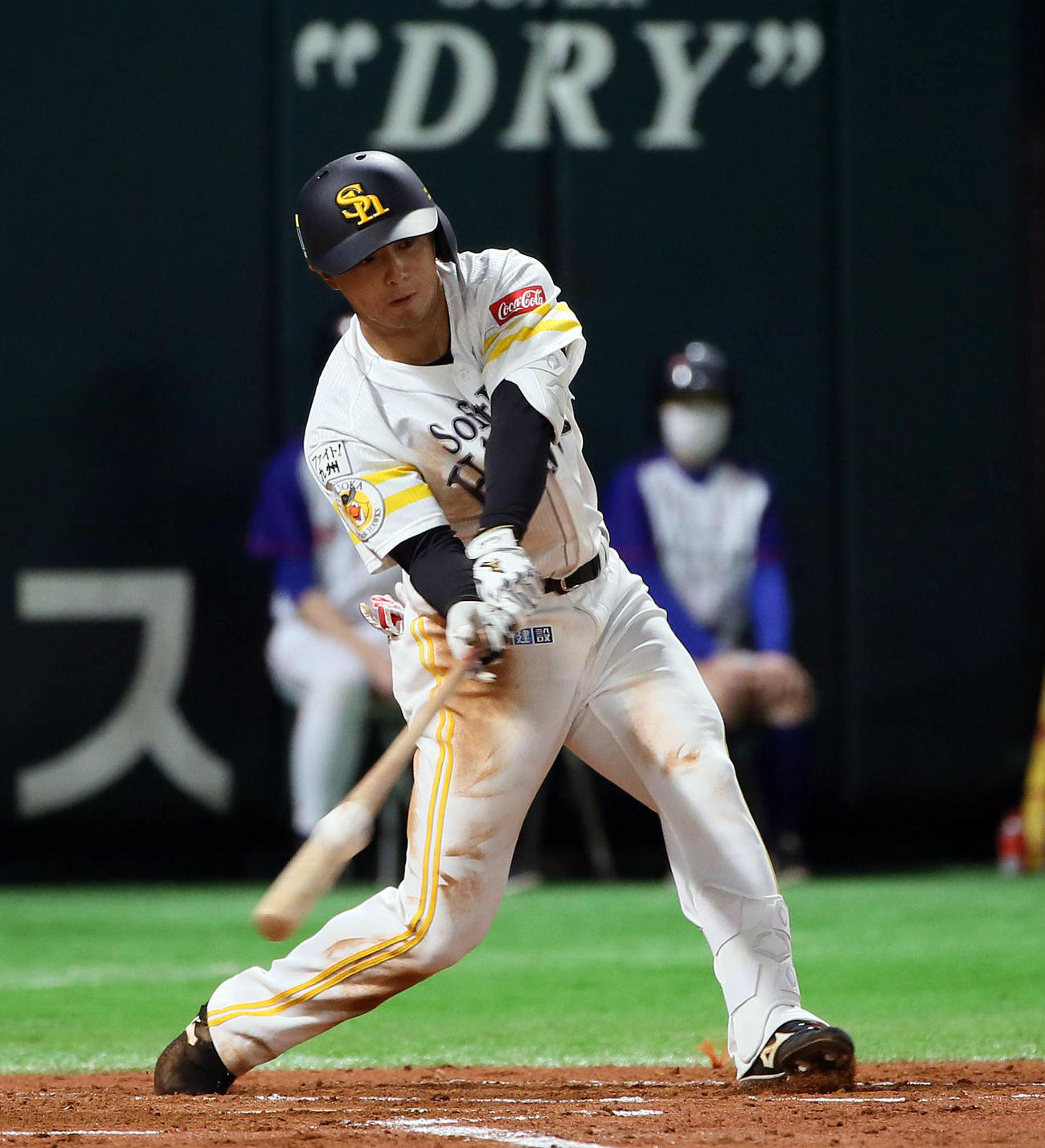 ソフトバンク佐藤は右越えに適時二塁打を放つ（撮影・栗木一考）
