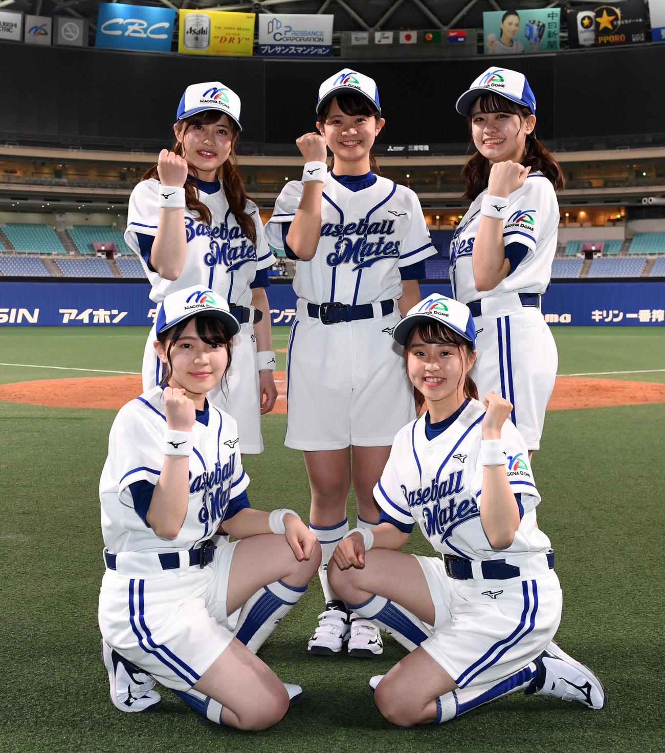 2020年ベースボールメイツを務める（前列左から）NATSUHA、YUI（後列左から）AYAKA、MAKO、YUKA（撮影・前岡正明）