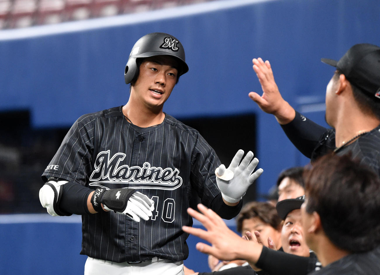 中日対ロッテ　3回表ロッテ無死、右越えに2打席連続本塁打を放ち、ベンチ前でナインとタッチする福田光（左）（撮影・前岡正明）
