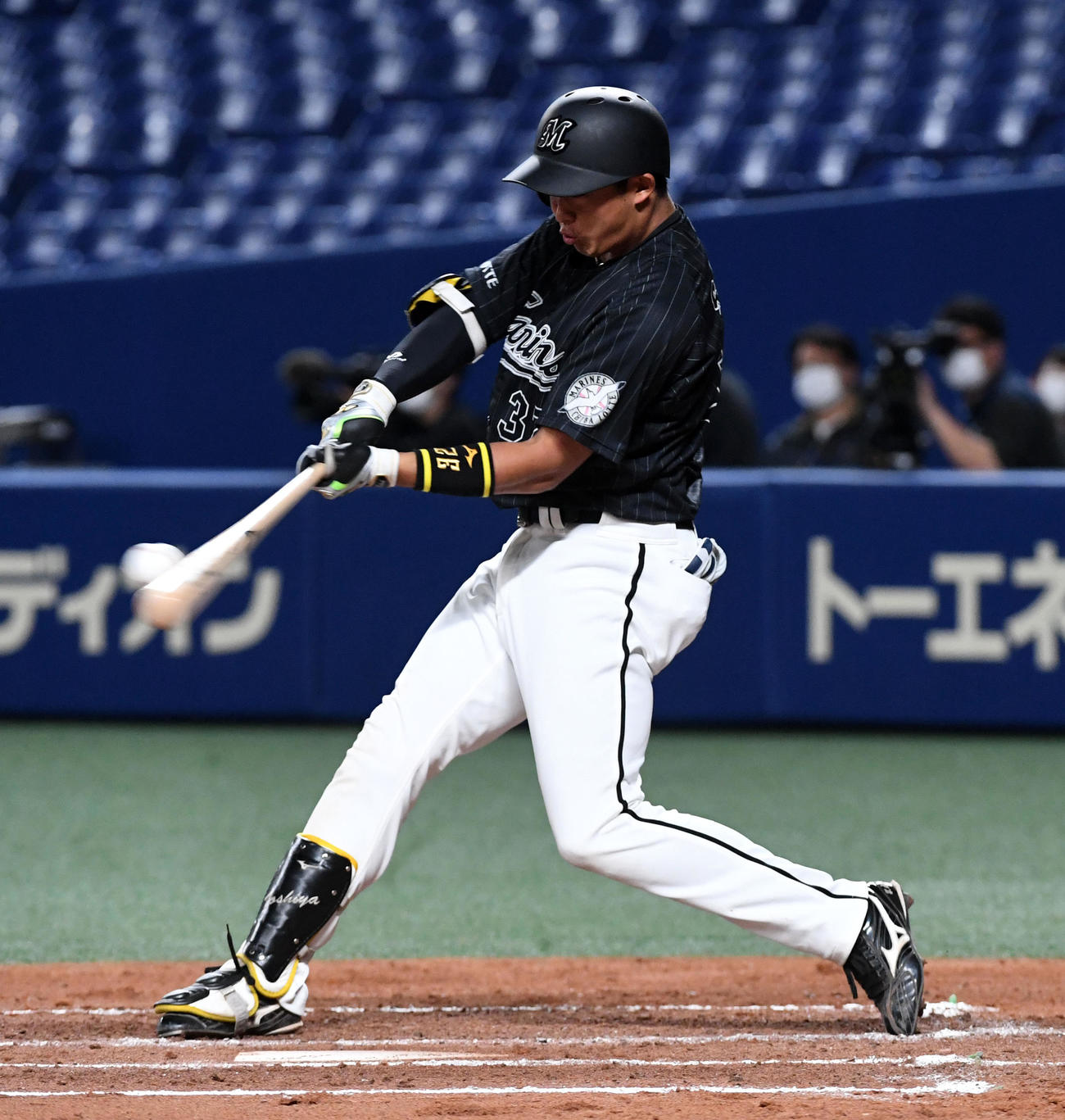 2回表ロッテ2死一塁、佐藤は右フェンス直撃の二塁打を放つ（撮影・前岡正明）