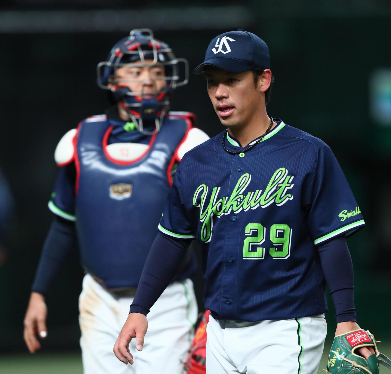 西武対ヤクルト　ヤクルト先発の小川（右）は5回1失点で投球を終えベンチに戻る。左は捕手中村（撮影・足立雅史）