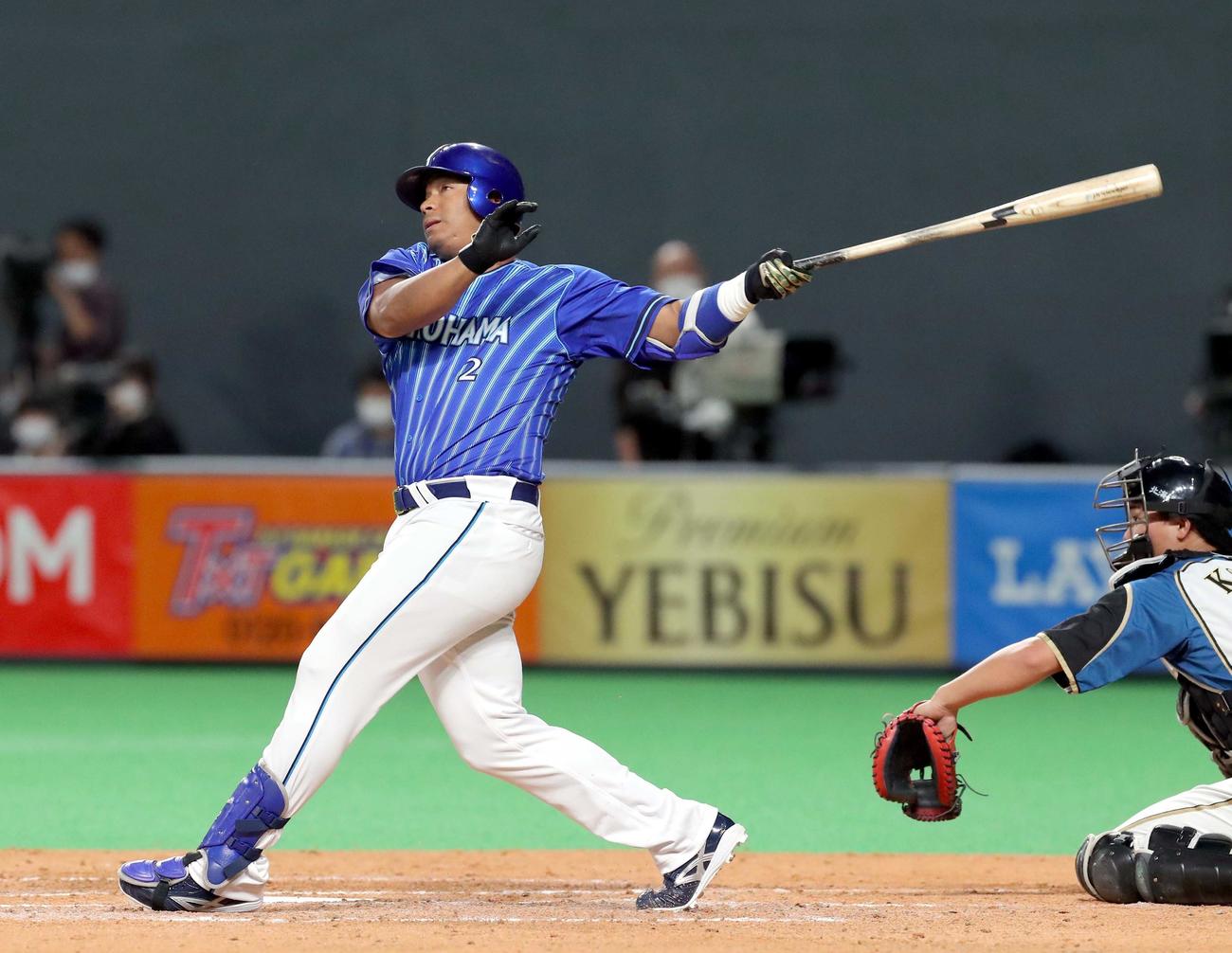 日本ハム対DeNA　4回表DeNA無死一、三塁、ロペスは左越え3点本塁打を放つ（撮影・佐藤翔太）