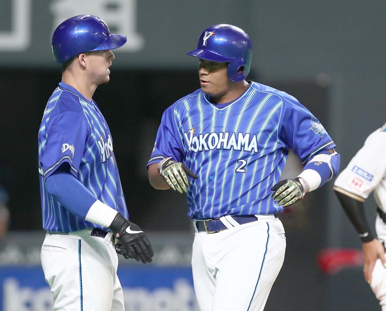 左越え3点本塁打を放ちオースティン（左）に出迎えられるロペス（撮影・黒川智章）