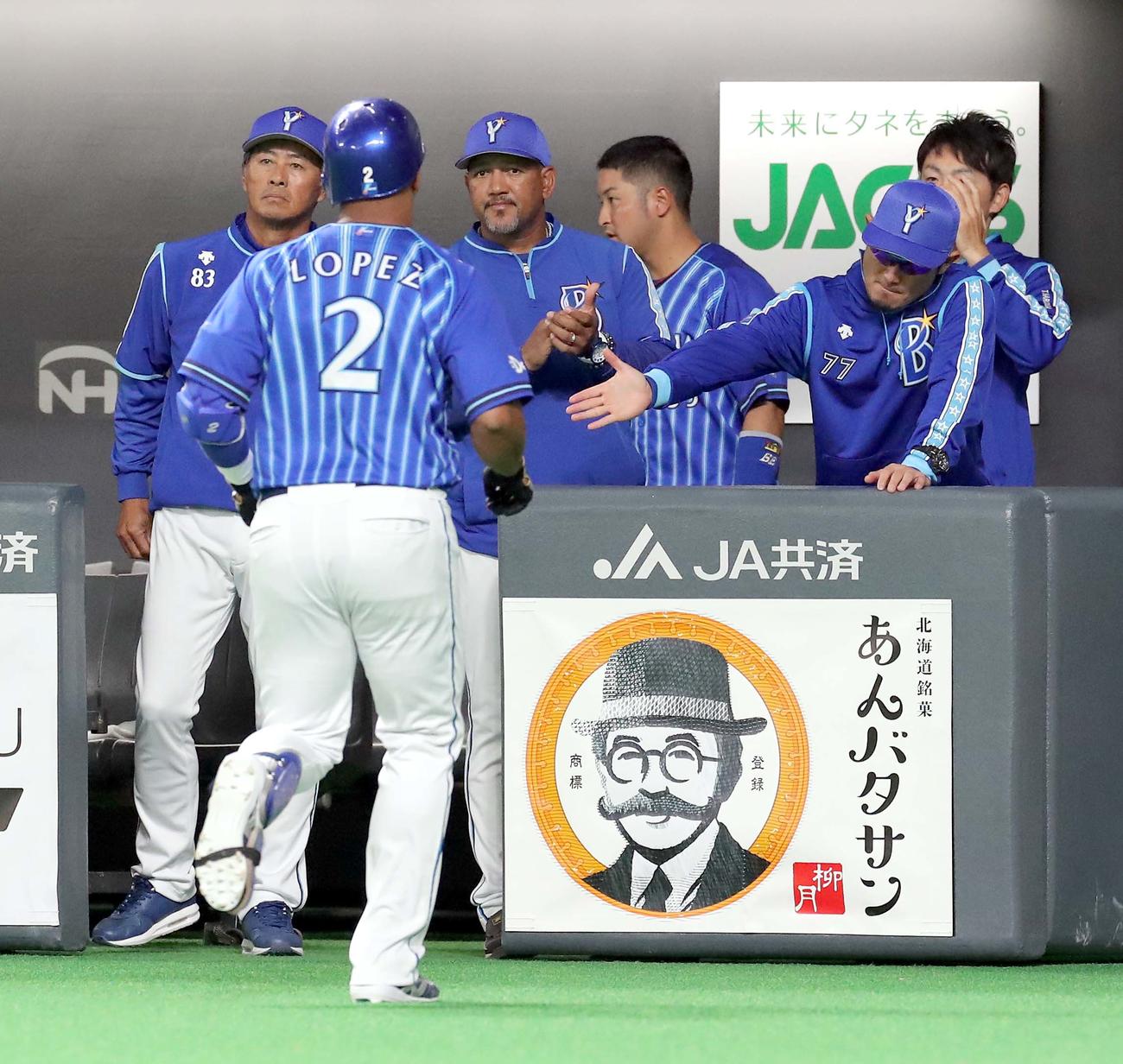 左越え3点本塁打を放ったロペス（左手前）を拍手しながら出迎えるラミレス監督（撮影・佐藤翔太）