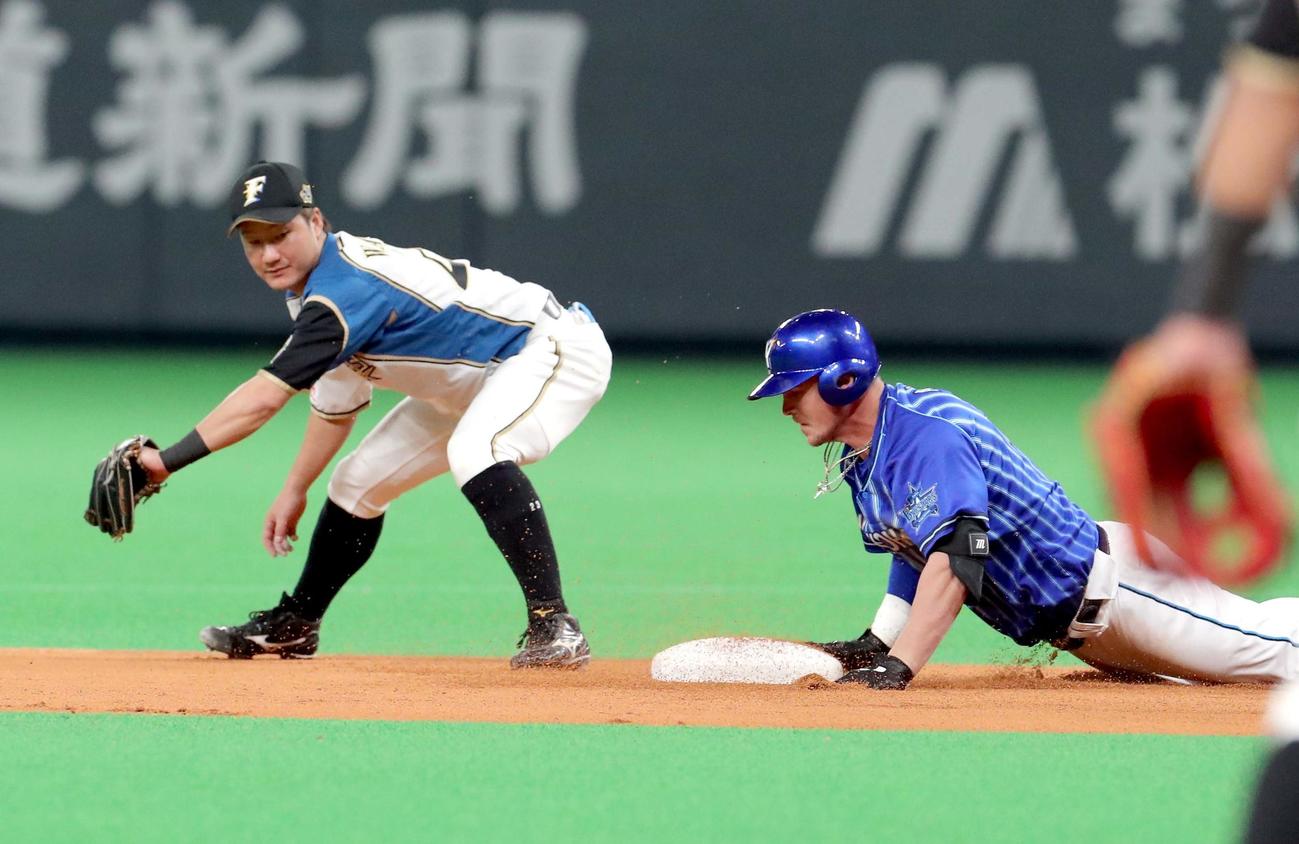 日本ハム対DeNA　1回表DeNA1死二塁、先制となる適時二塁打を放ち二塁に滑り込むオースティン（撮影・佐藤翔太）
