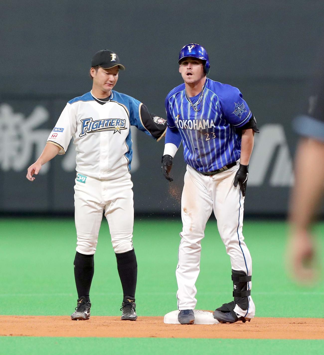 日本ハム対DeNA　1回表DeNA1死二塁、先制となる適時二塁打を放ち二塁に滑り込むオースティン（撮影・佐藤翔太）