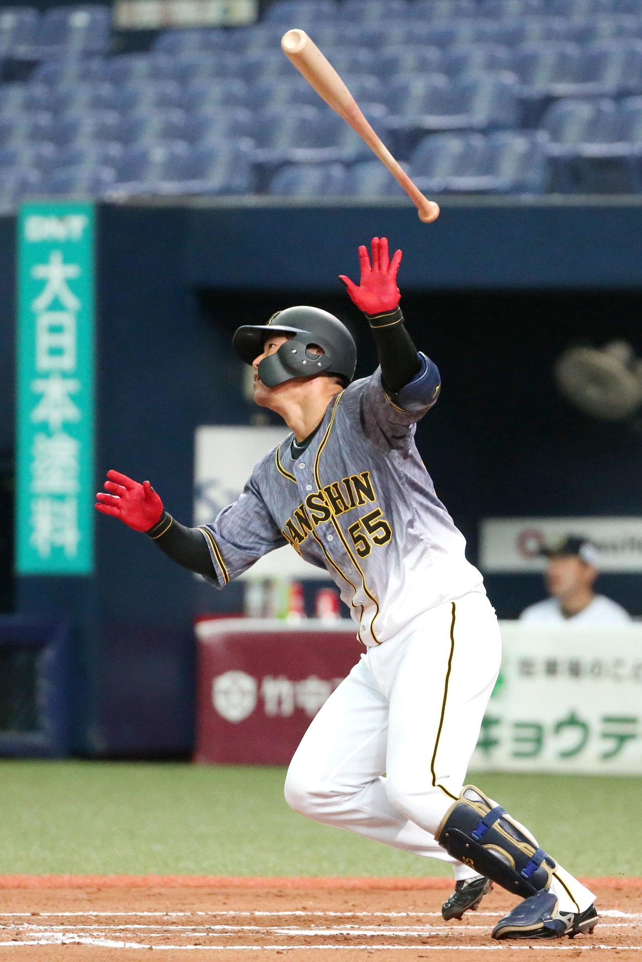 阪神対オリックス　7回表阪神2死一、三塁、陽川は逆転中越え3点本塁打を放つ（撮影・上山淳一）