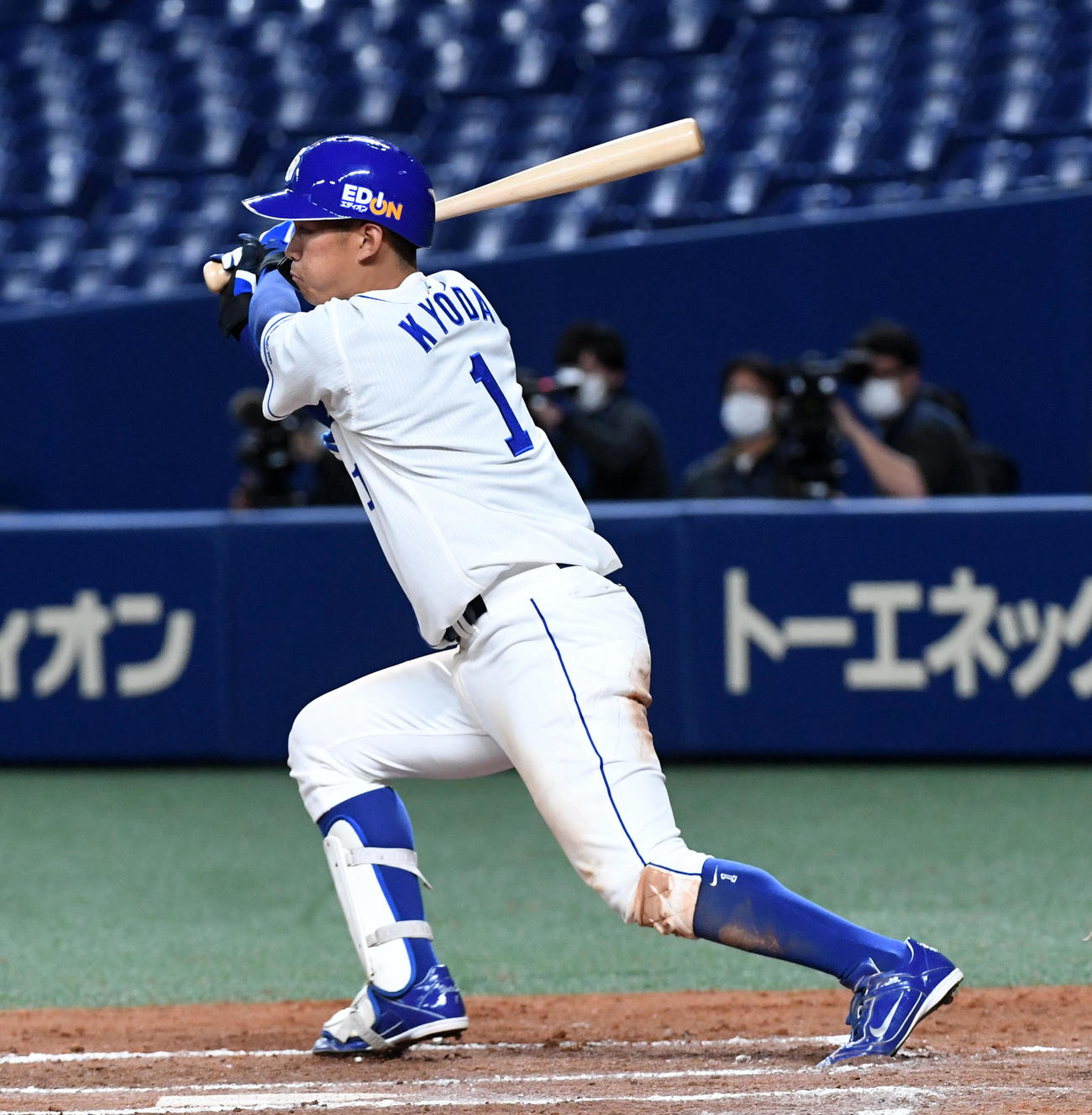 中日対ロッテ　6回裏中日2死満塁、京田は右前2点適時打を放つ（撮影・前岡正明）