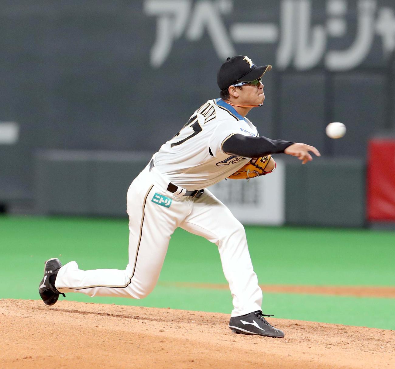 日本ハム対DeNA　4回途中から登板する日本ハム鈴木健（撮影・佐藤翔太）