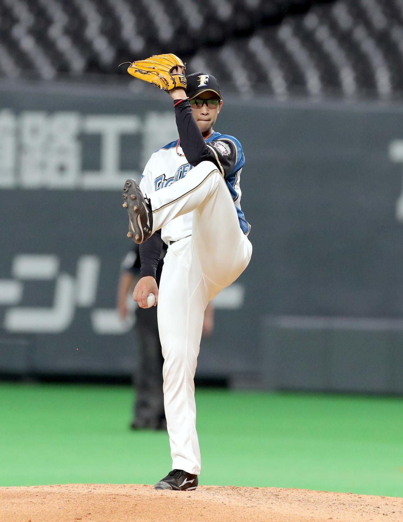 日本ハム対DeNA　4回途中から登板する日本ハム鈴木健（撮影・佐藤翔太）