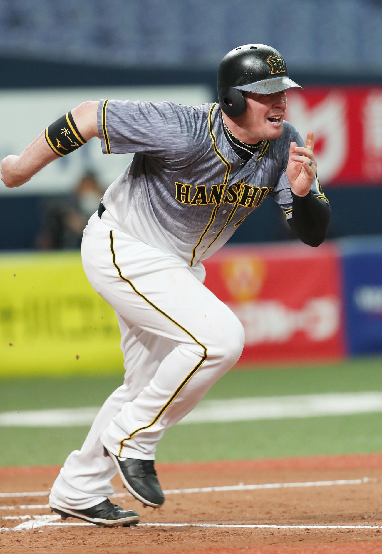 オリックス対阪神　3回表阪神2死、一塁へ内野安打を放つボーア（撮影・前田充）