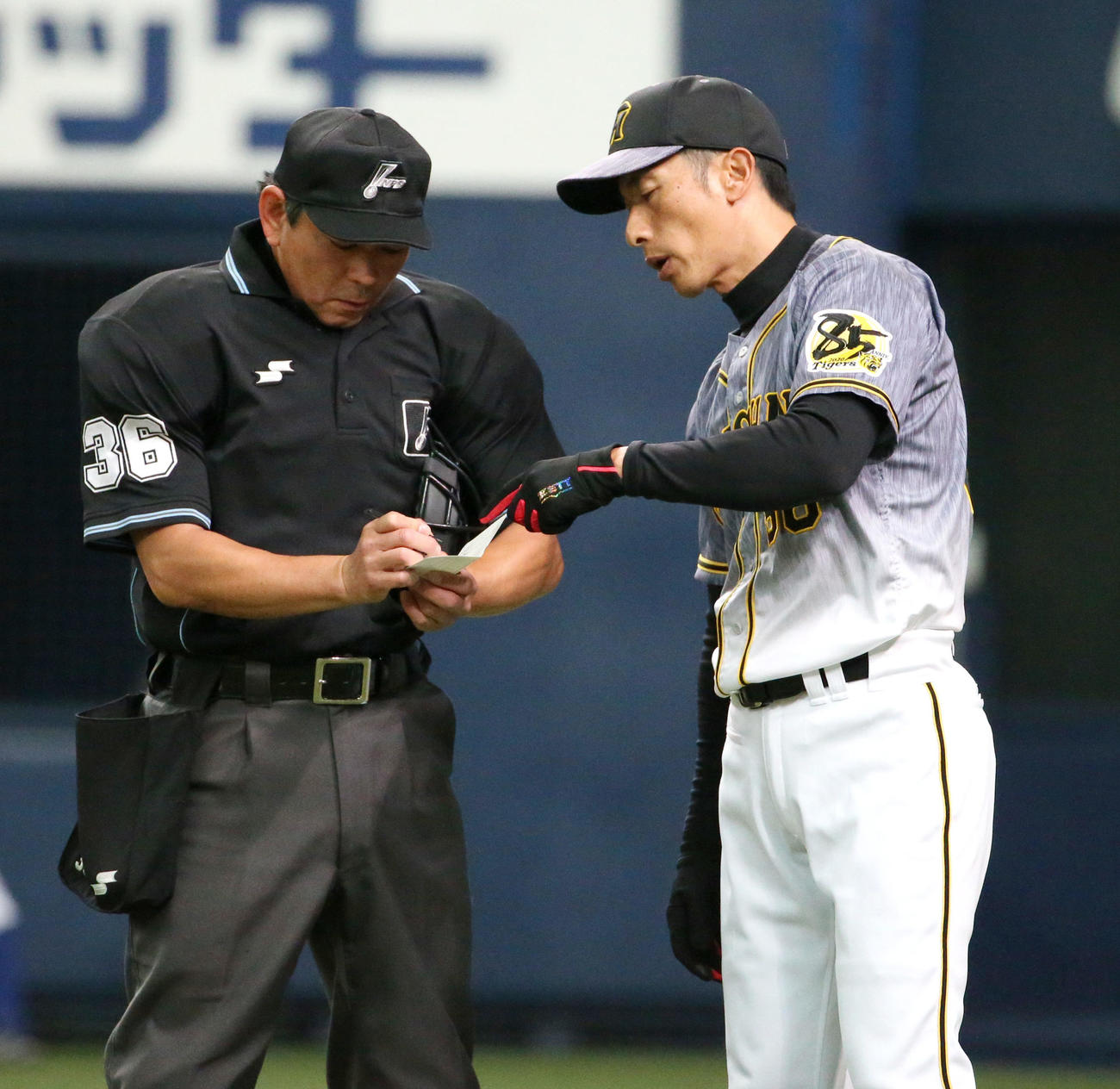 阪神対オリックス　主審に交代を告げる矢野監督（撮影・上山淳一）