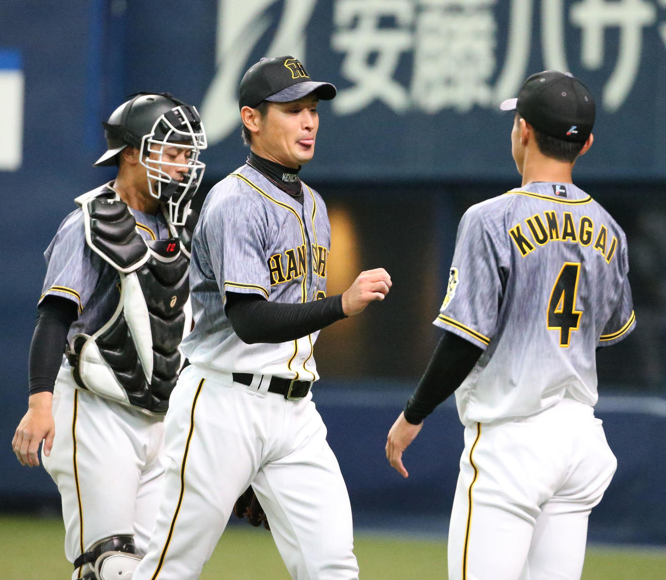 阪神対オリックス　中田（中央）は4回を投げ終えベンチに戻る（撮影・上山淳一）