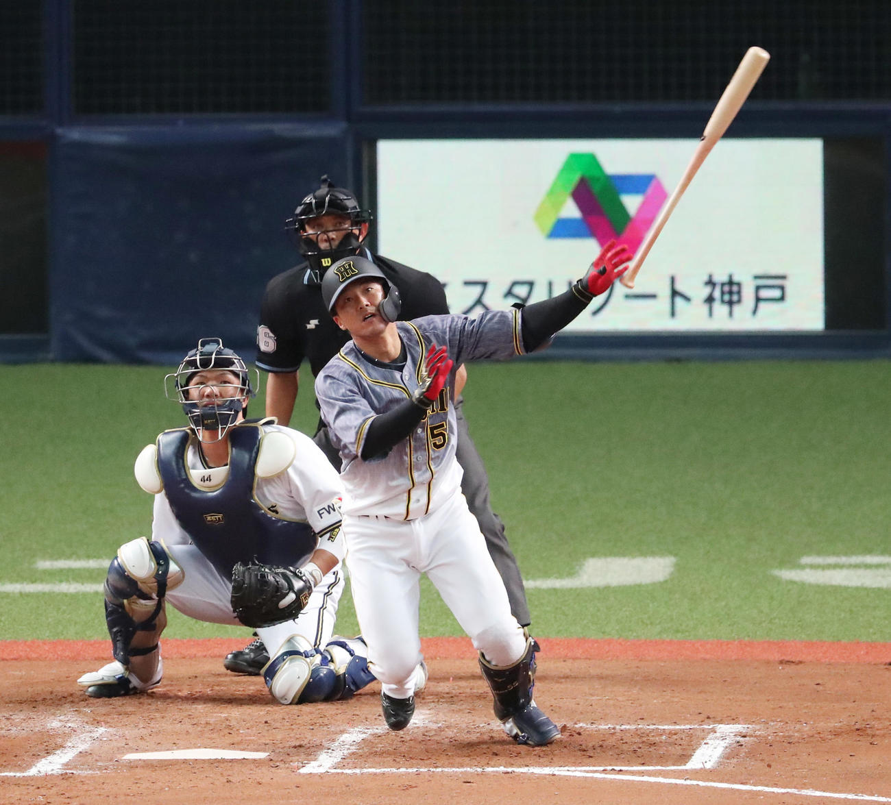 オリックス対阪神　7回表阪神2死一、三塁、中越えの逆転3点本塁打を放つ陽川（撮影・清水貴仁）