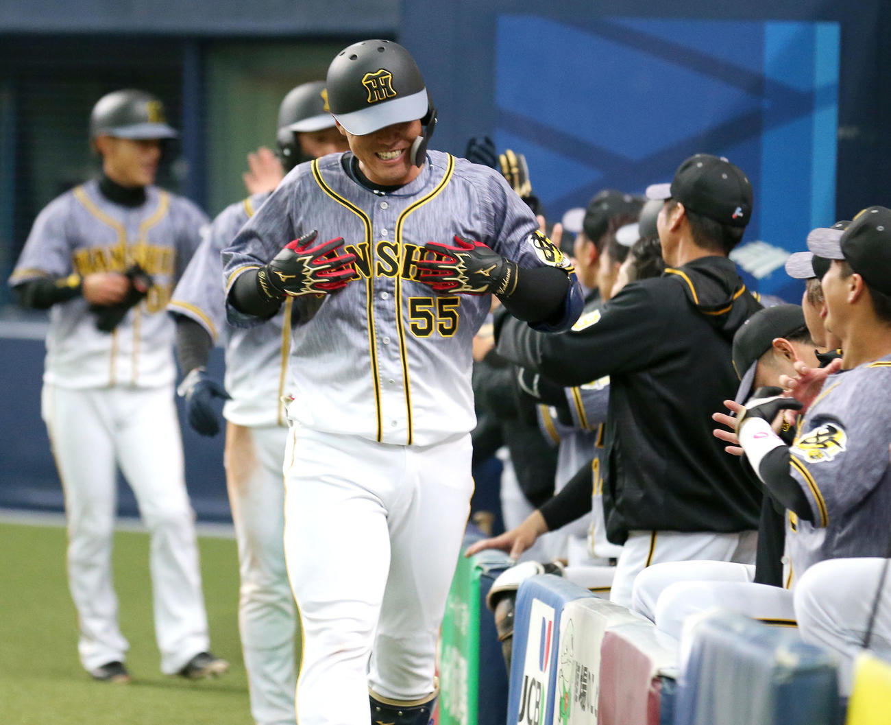 阪神対オリックス　7回表阪神2死一、三塁、陽川は逆転の中越え3点本塁打を放ちベンチ前でポーズを決める（撮影・上山淳一）