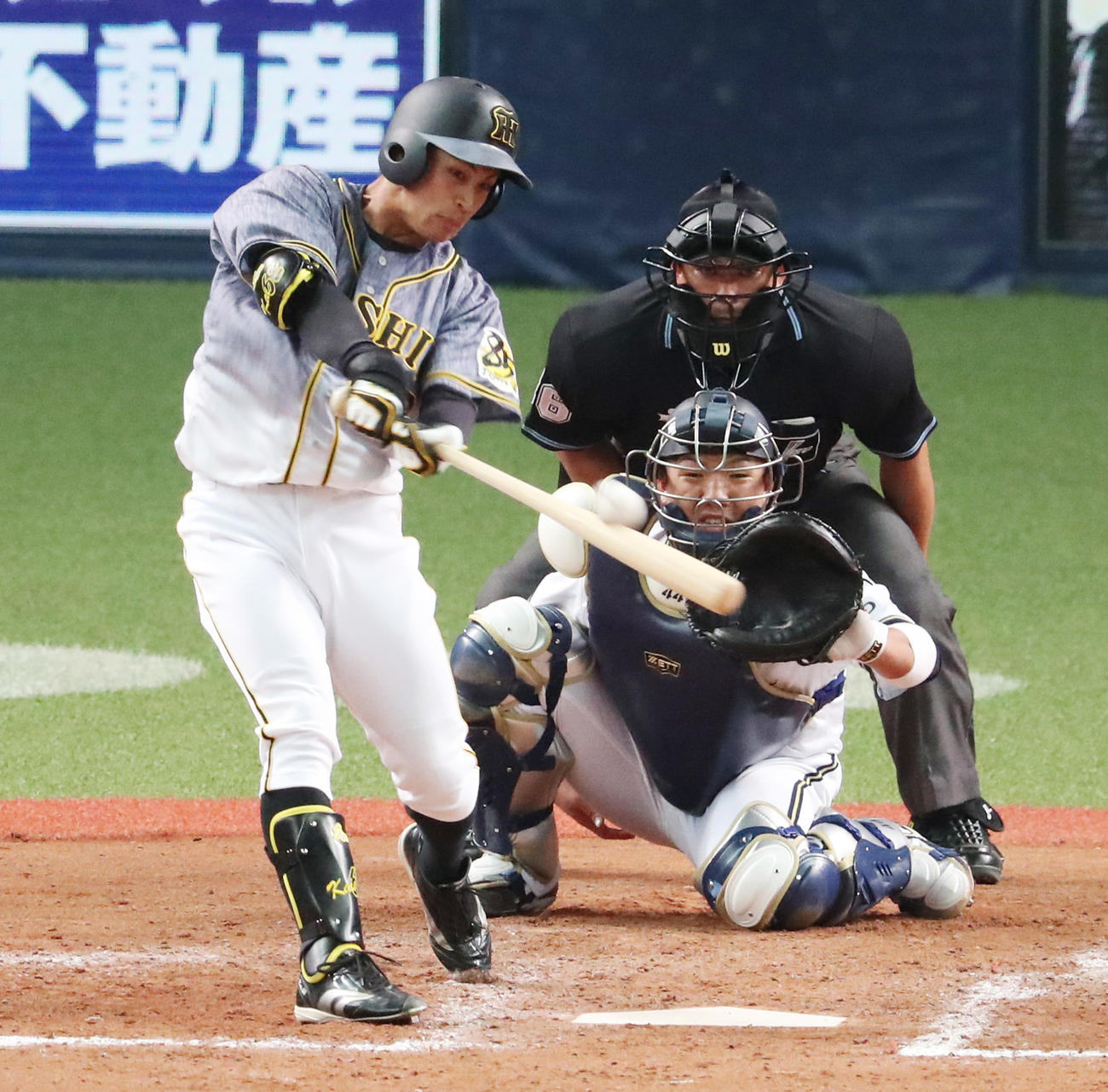 オリックス対阪神　8回表阪神2死二、三塁、右越えの走者一掃適時三塁打を放つ植田海（撮影・清水貴仁）