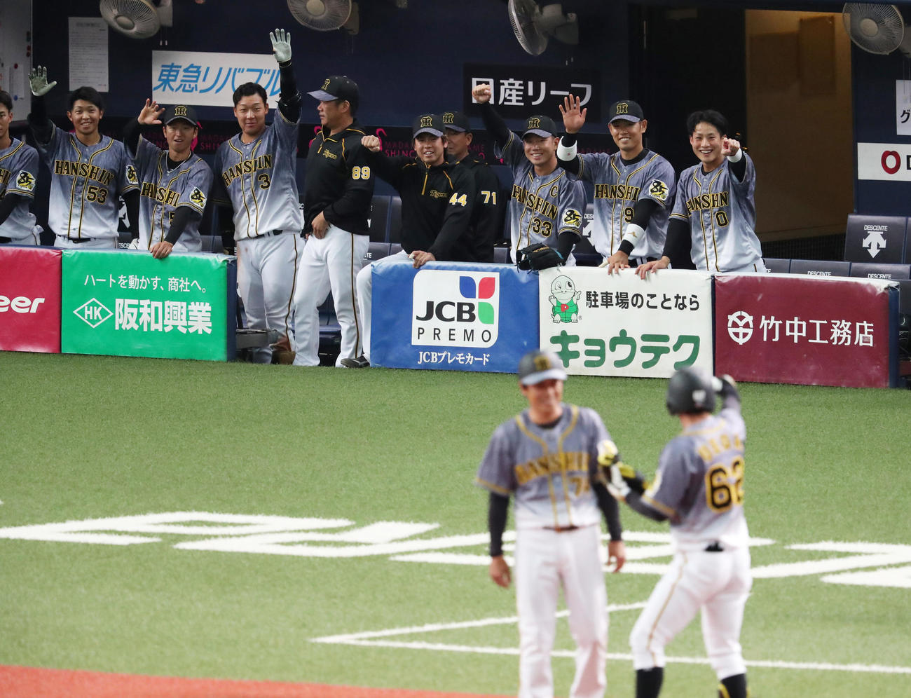植田海の走者一掃適時三塁打にわく阪神ベンチ（撮影・清水貴仁）