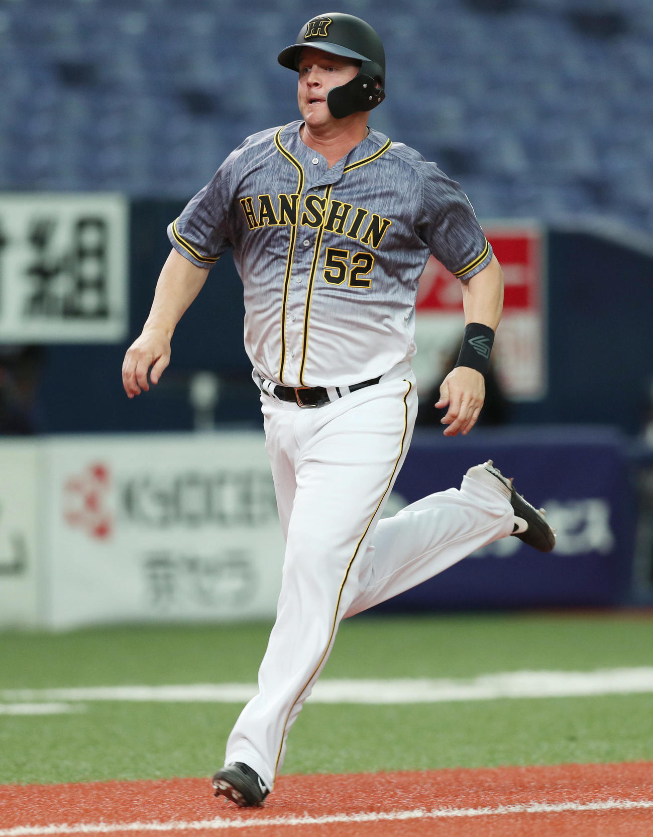 オリックス対阪神　2回表阪神無死一、二塁、糸原の適時二塁打で本塁へ向かう二走のサンズ（撮影・前田充）