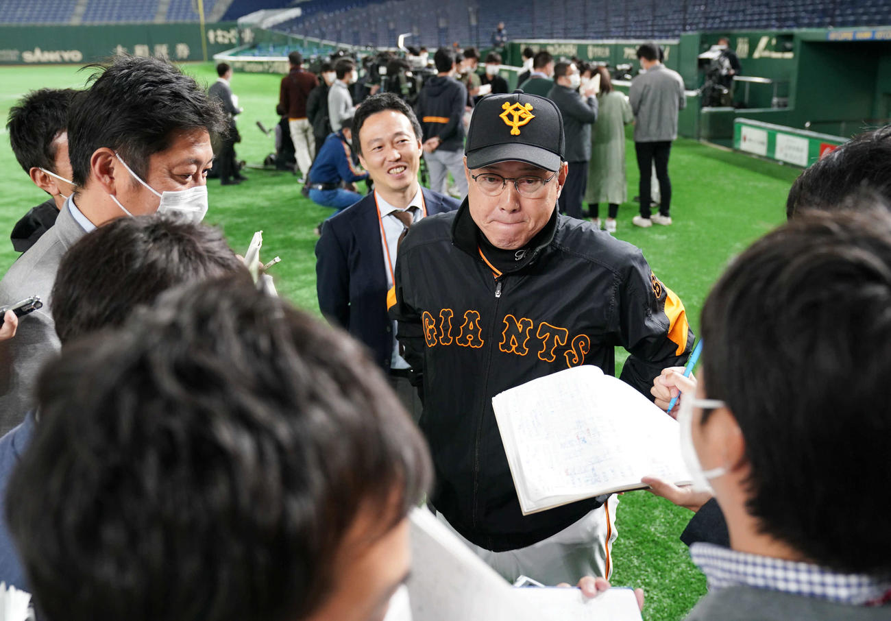 巨人対楽天　試合終了後、記者の質問を厳しい表情で聞く巨人原監督（撮影・加藤諒）