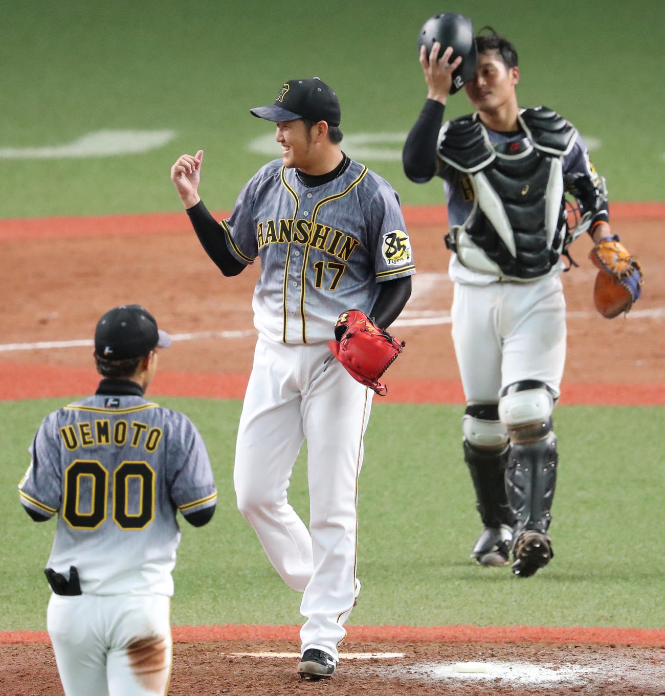 最後を締め笑顔をみせる阪神岩貞（撮影・清水貴仁）