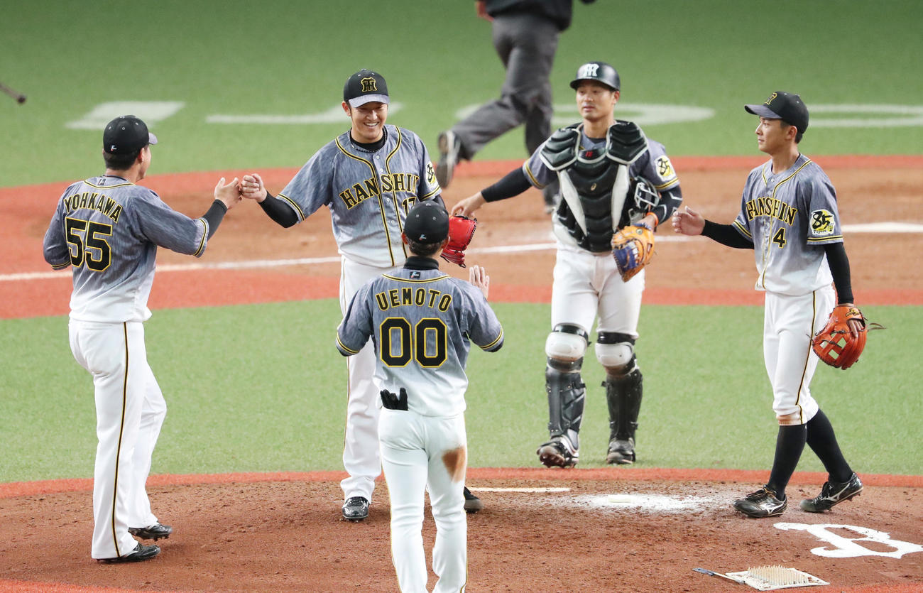 最後を締めナインと笑顔をみせる岩貞祐太（撮影・清水貴仁）
