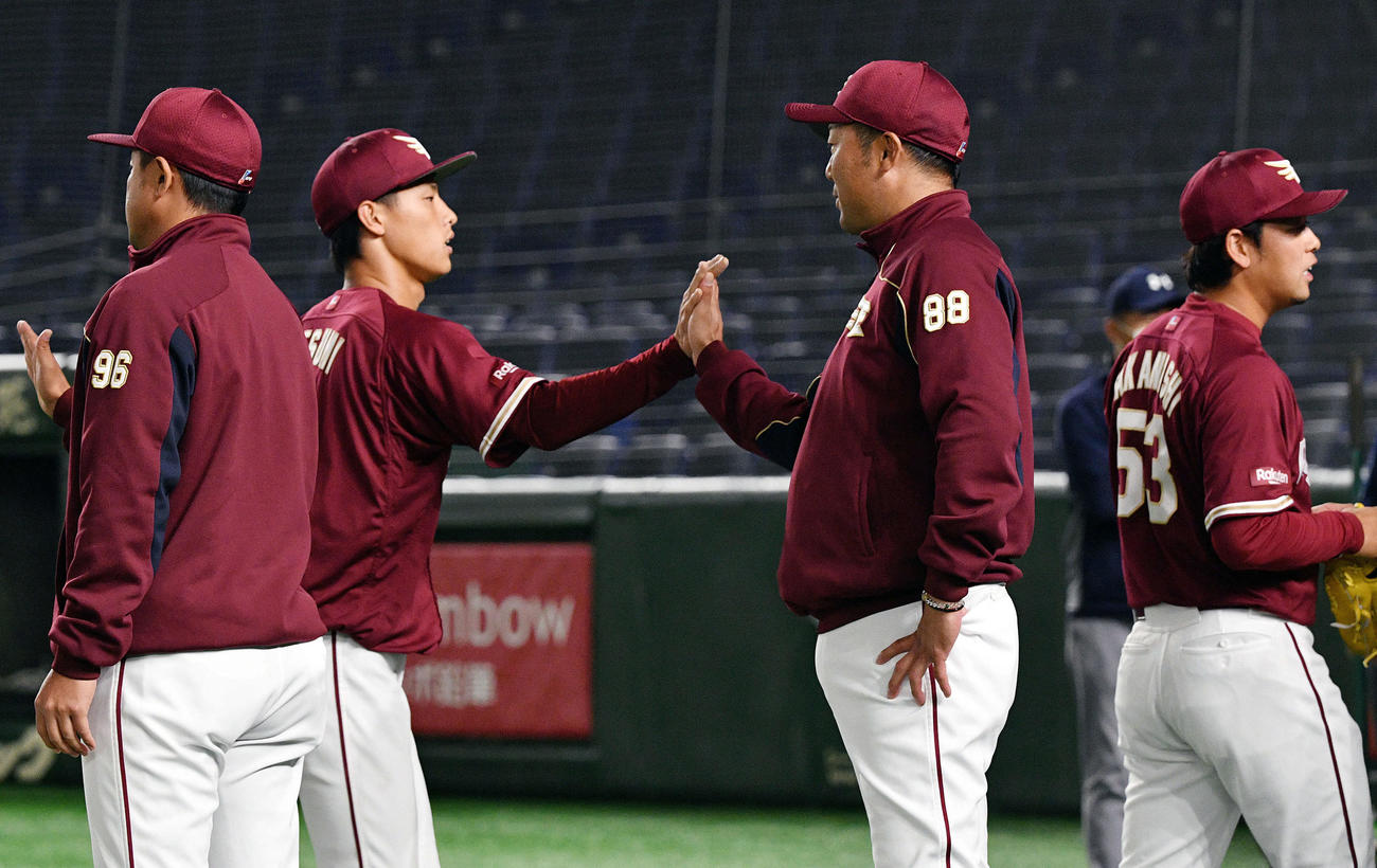 巨人対楽天　試合後、好守を見せた楽天辰己（中左）とタッチを交わす三木監督（撮影・滝沢徹郎）